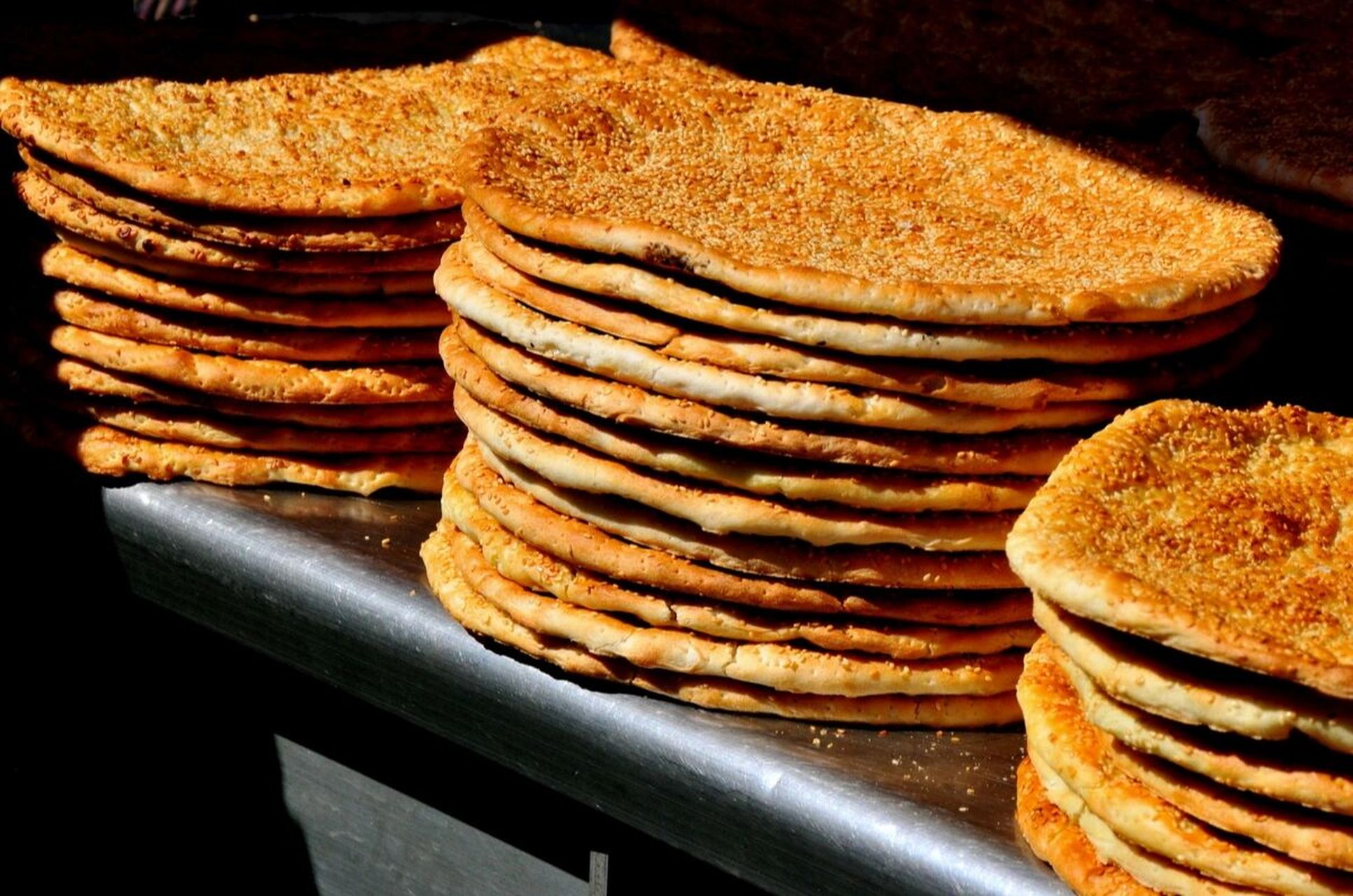 新疆美食～馕 "馕",波斯语音译,意为面包.