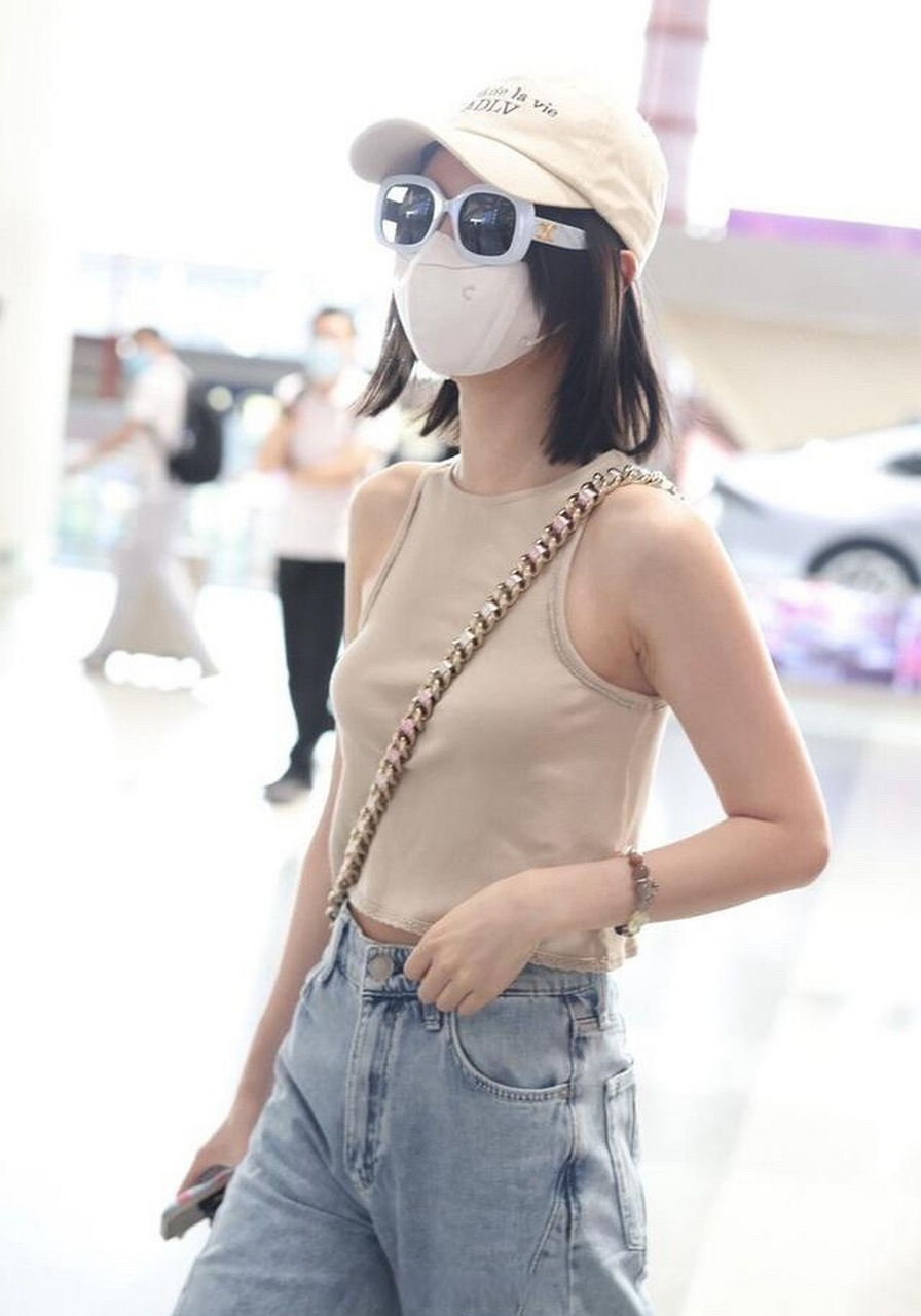 毛晓彤机场图,短背心加牛仔裤,靓丽感十足.