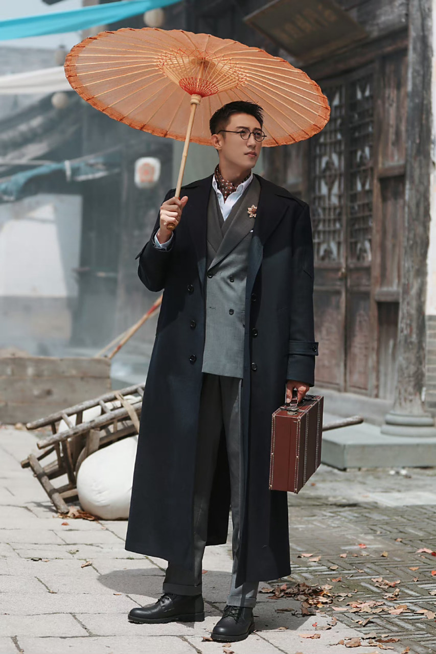 黄景瑜极限挑战民国风剧照#黄景瑜极限挑战民国风剧照来啦西装 成伞