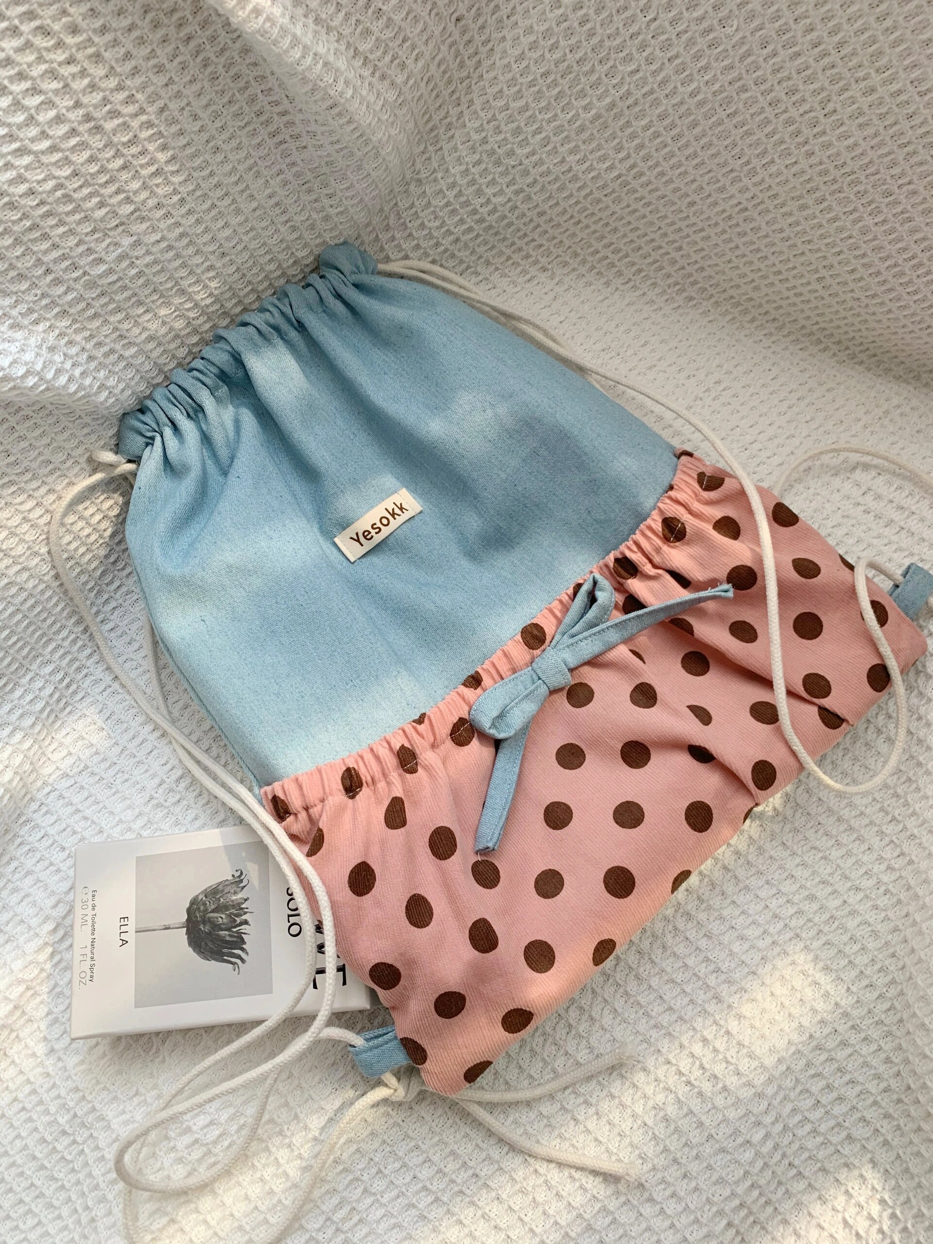 适合背出去玩的抽绳双肩包