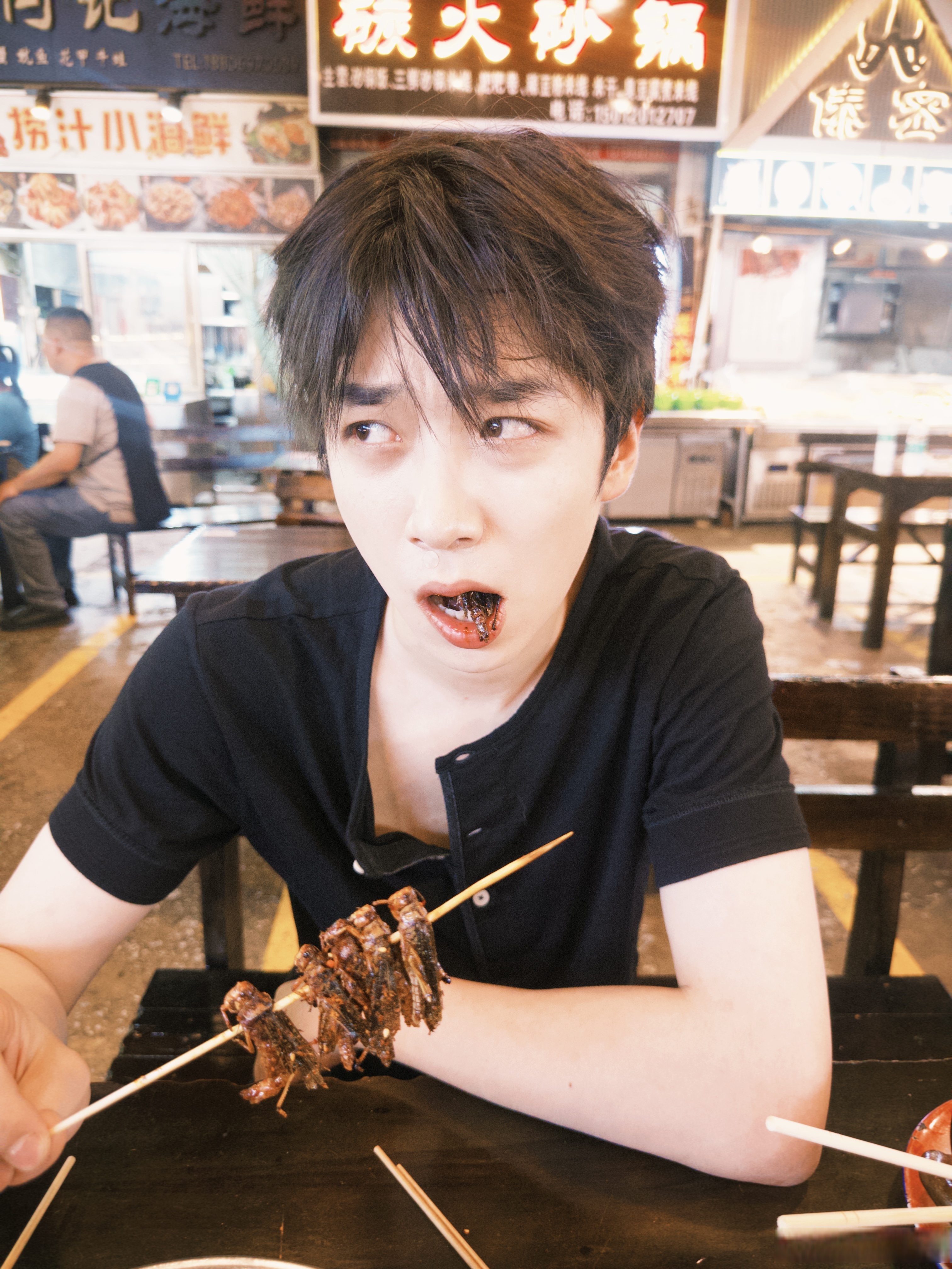 《小食虫记》 张嘉元 年贰零贰拾伍夏,嘉元独食于晚市,见螽斯,令其呼