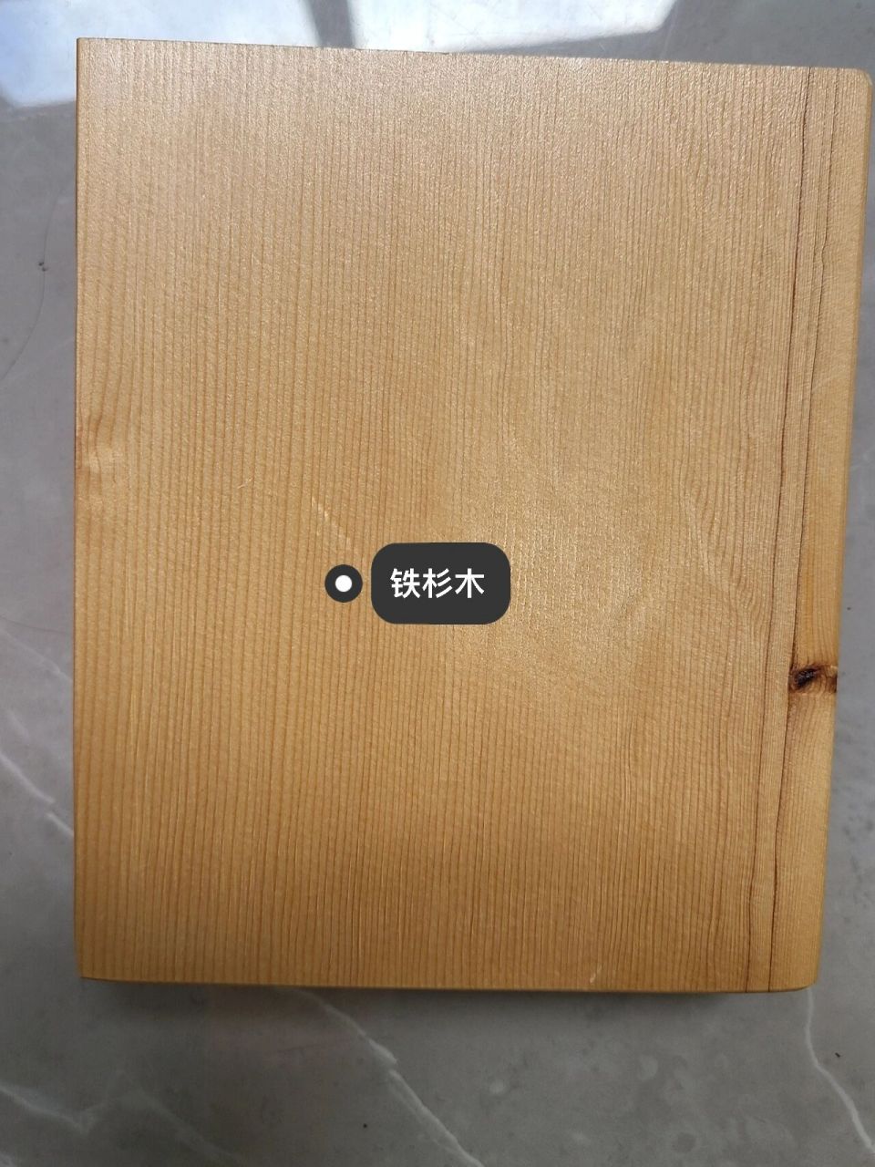 白蜡木,铁杉木正常用于书桌餐桌的制作,白蜡木纹路较大,密度较大,也更