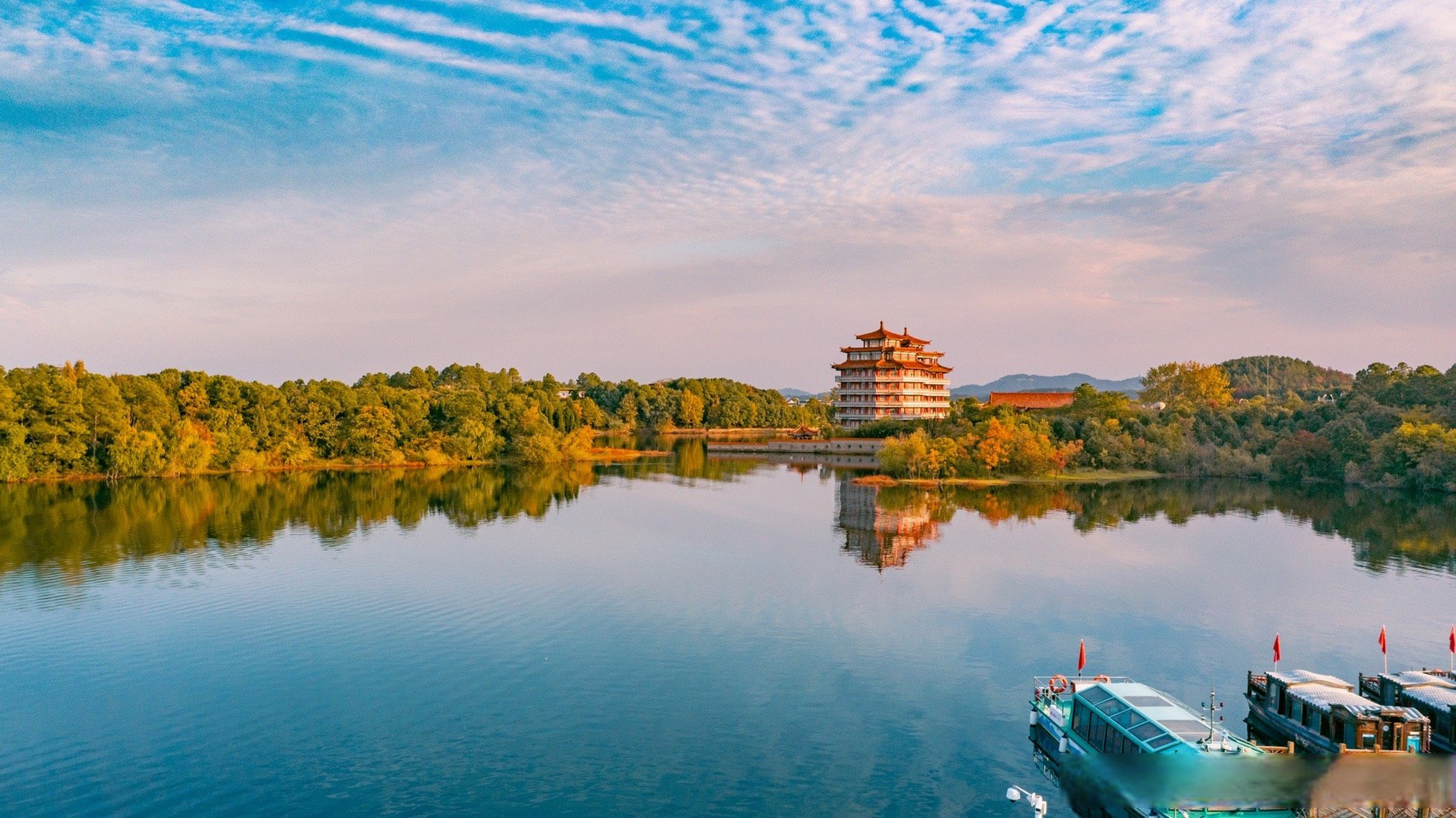 秋光在木兰湖漾开,随秋色放眼木兰湖旅游度假区,可以看见古建雄奇