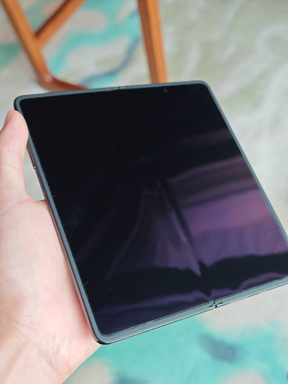 看闲聊站拍的荣耀magicv2,在锁屏状态下是有一点折痕的,不过作为折叠