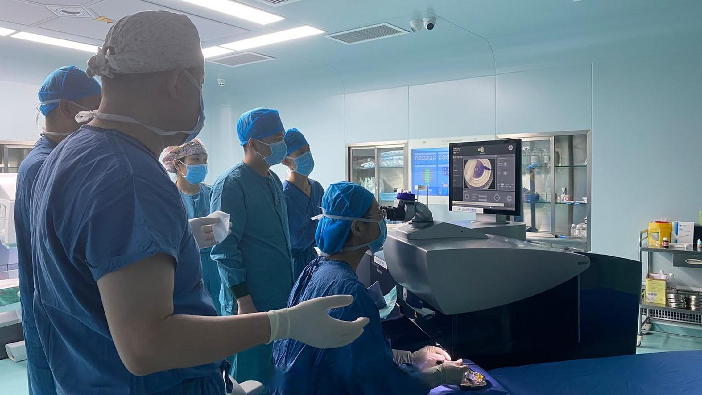 【西安交大一附院眼科完成首例飞秒激光辅助角膜移植手术】近日,20多