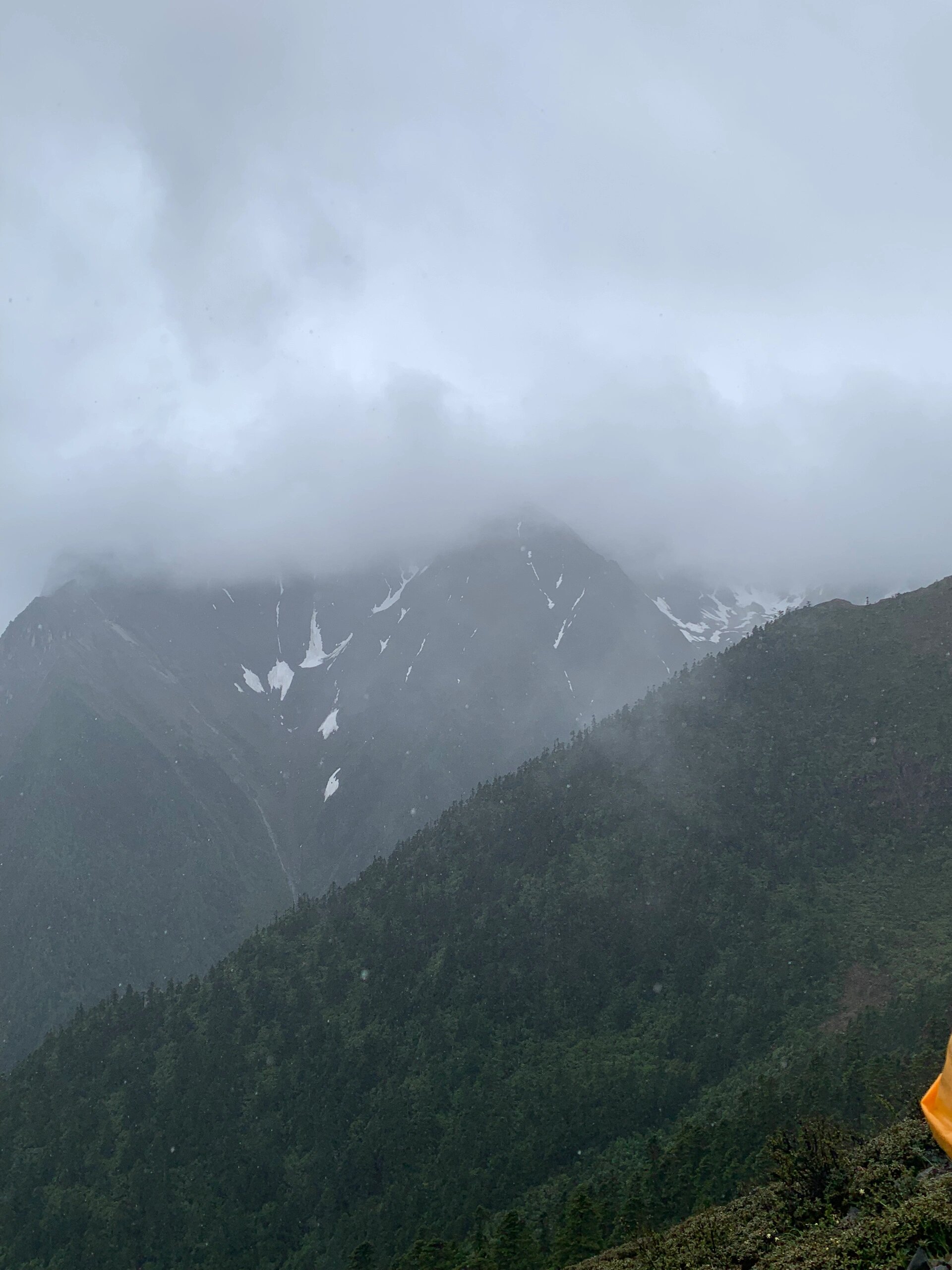 雨崩村神湖图片