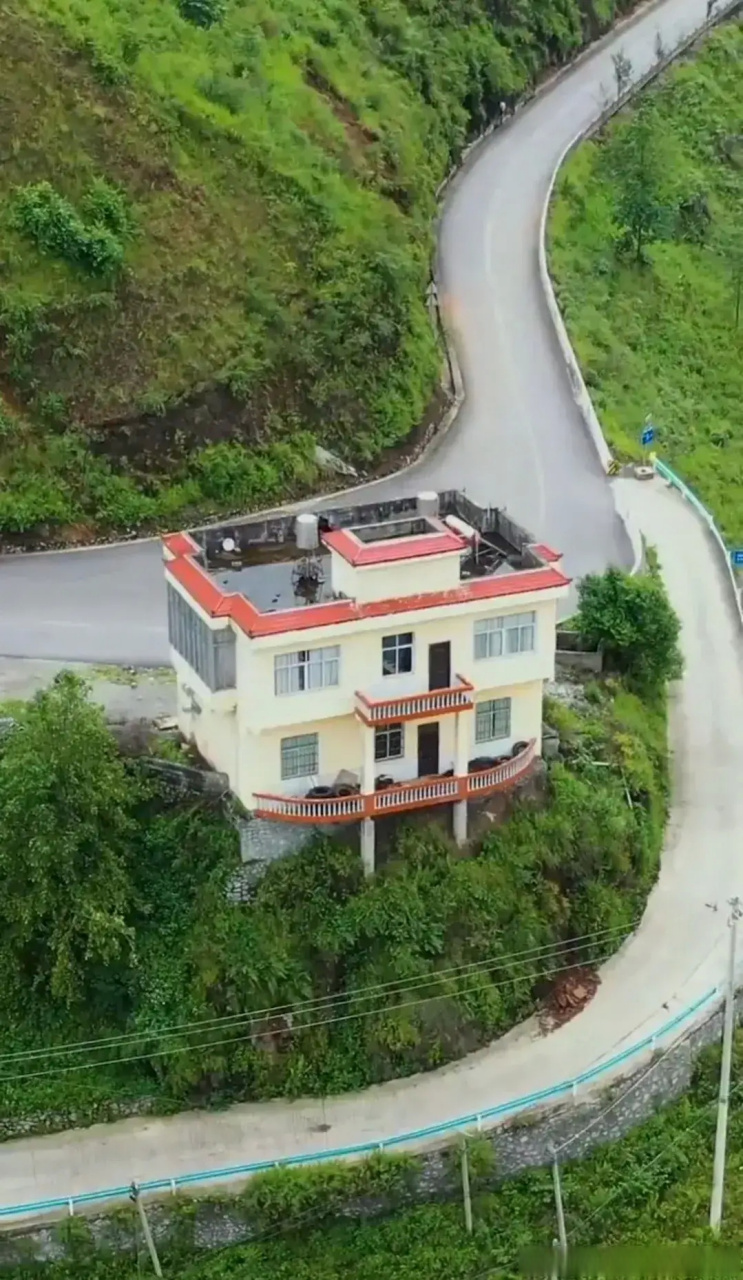 这是位于贵州农村的一个房子,房子建在半山腰.