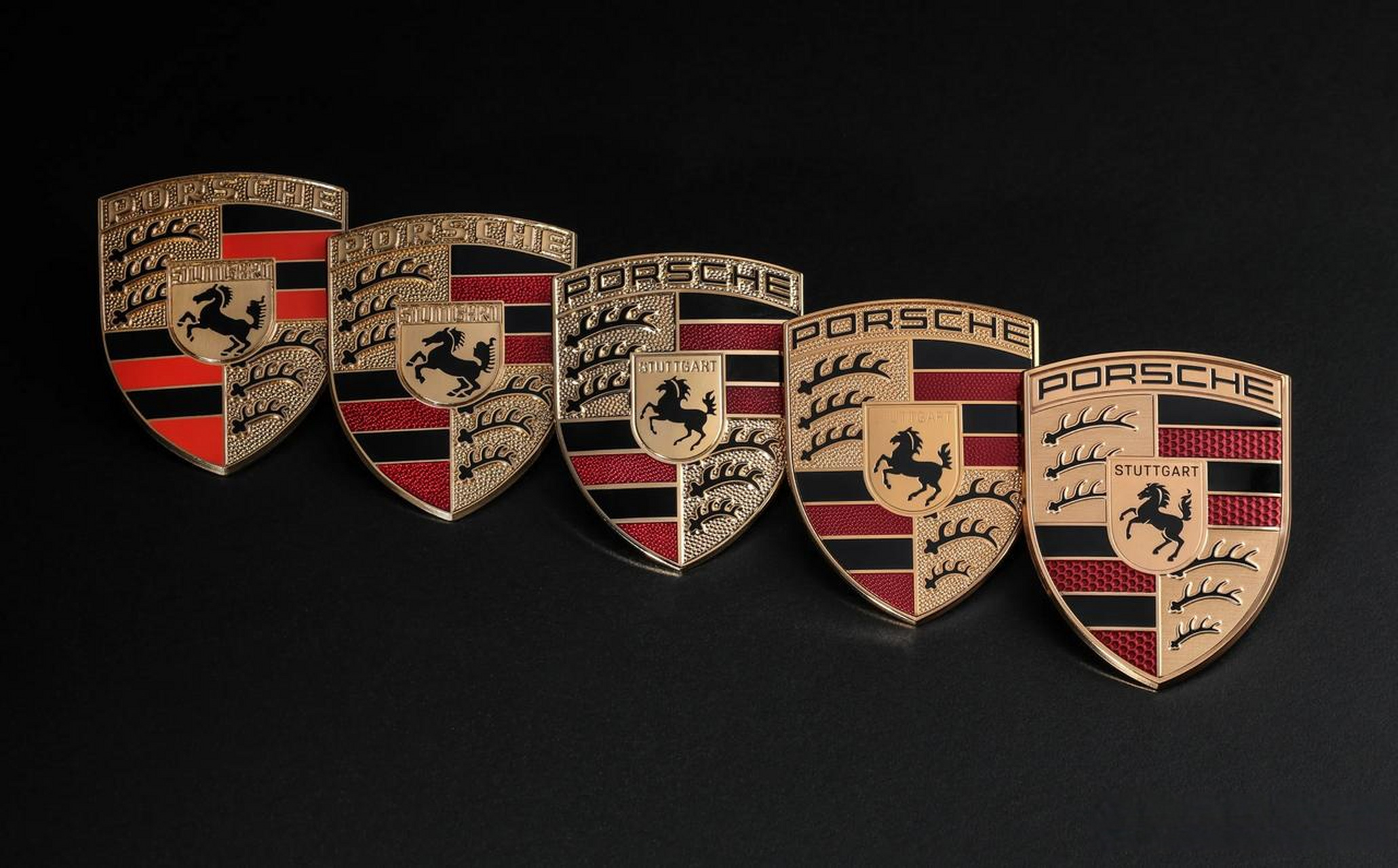 保时捷造型设计师与营销专家历时三年对这个标志性的盾徽进行了精细又