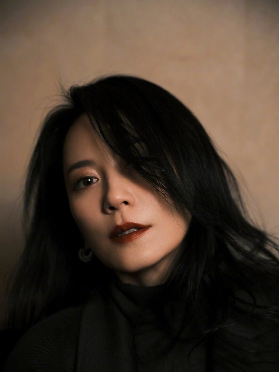 鸿渐浮光  岁月鎏金氛围感大片  细碎韵律混合着光影投射于俞飞鸿牡 