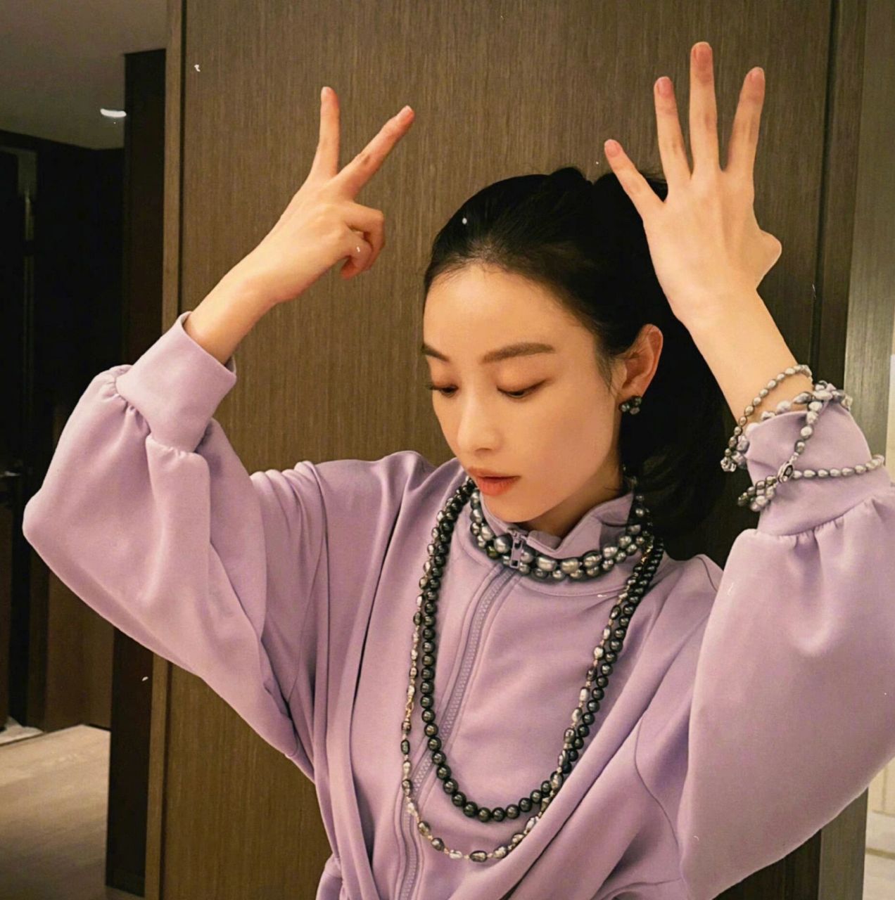 倪妮珍珠项链叠戴绝了 救命呀!太美了吧!眼花了!