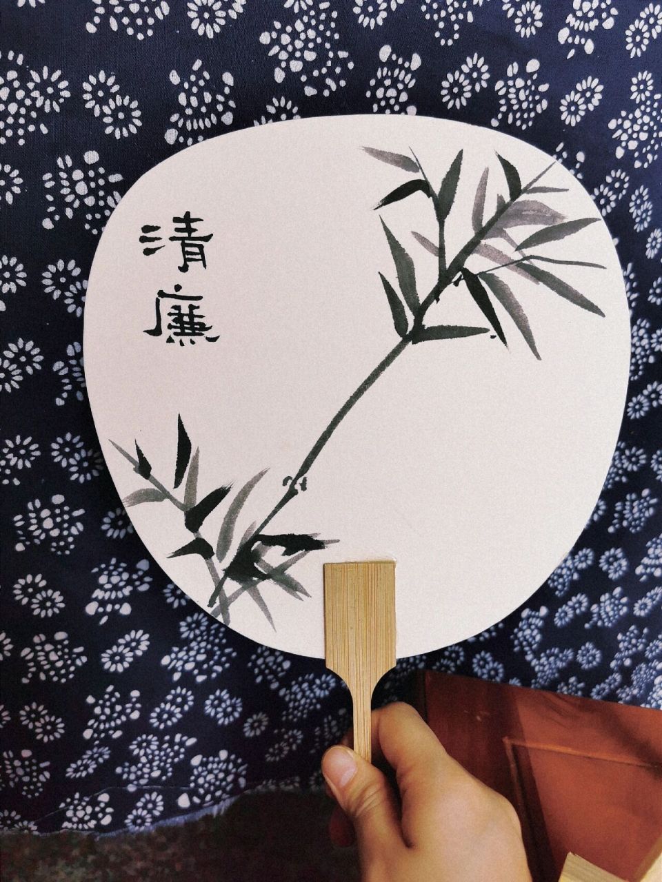 国画竹子扇子画起来 三月的天 已经热到需要扇子了 清廉扇子画起来