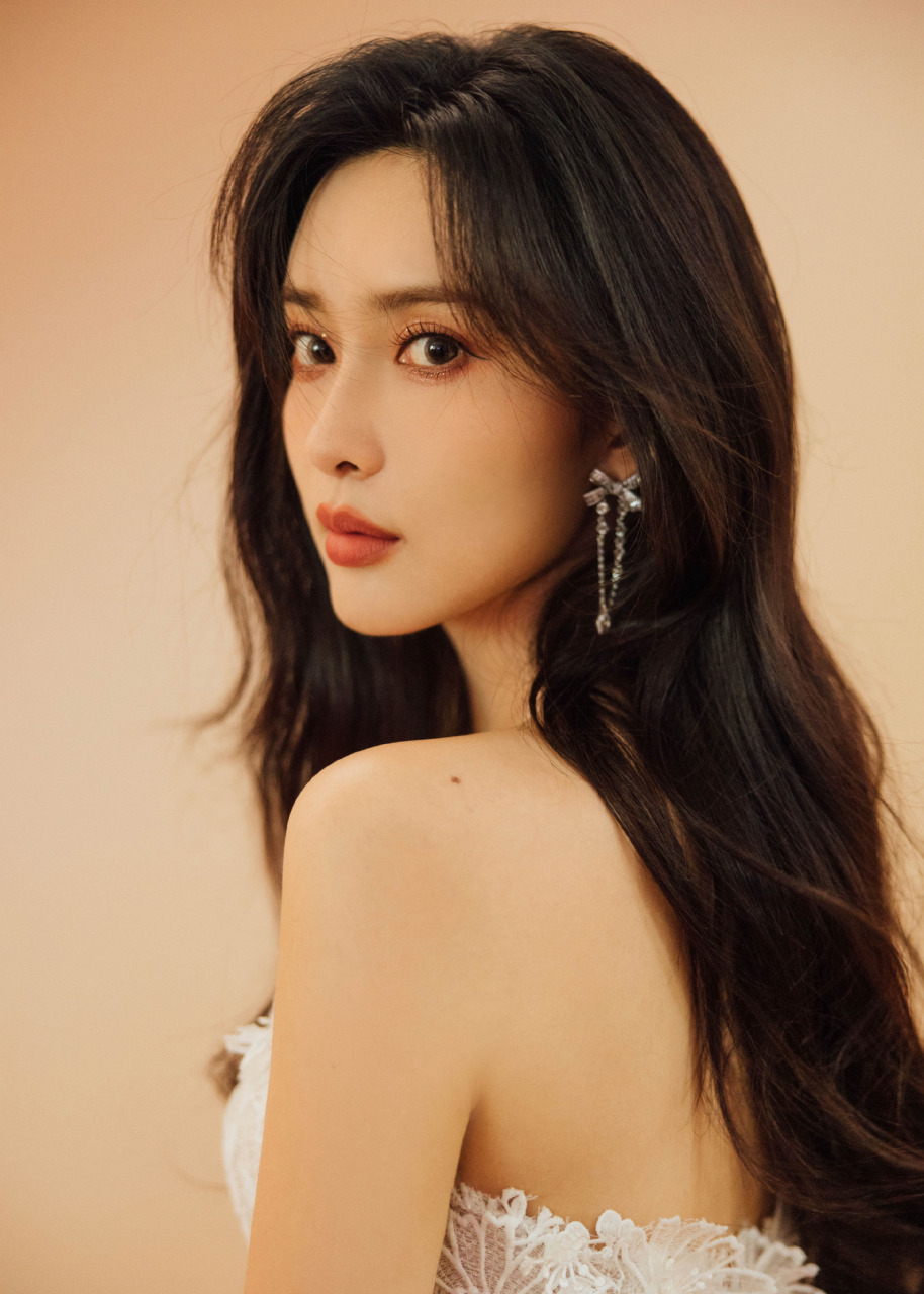 孟子义身着白色蕾丝裙,清爽甜美