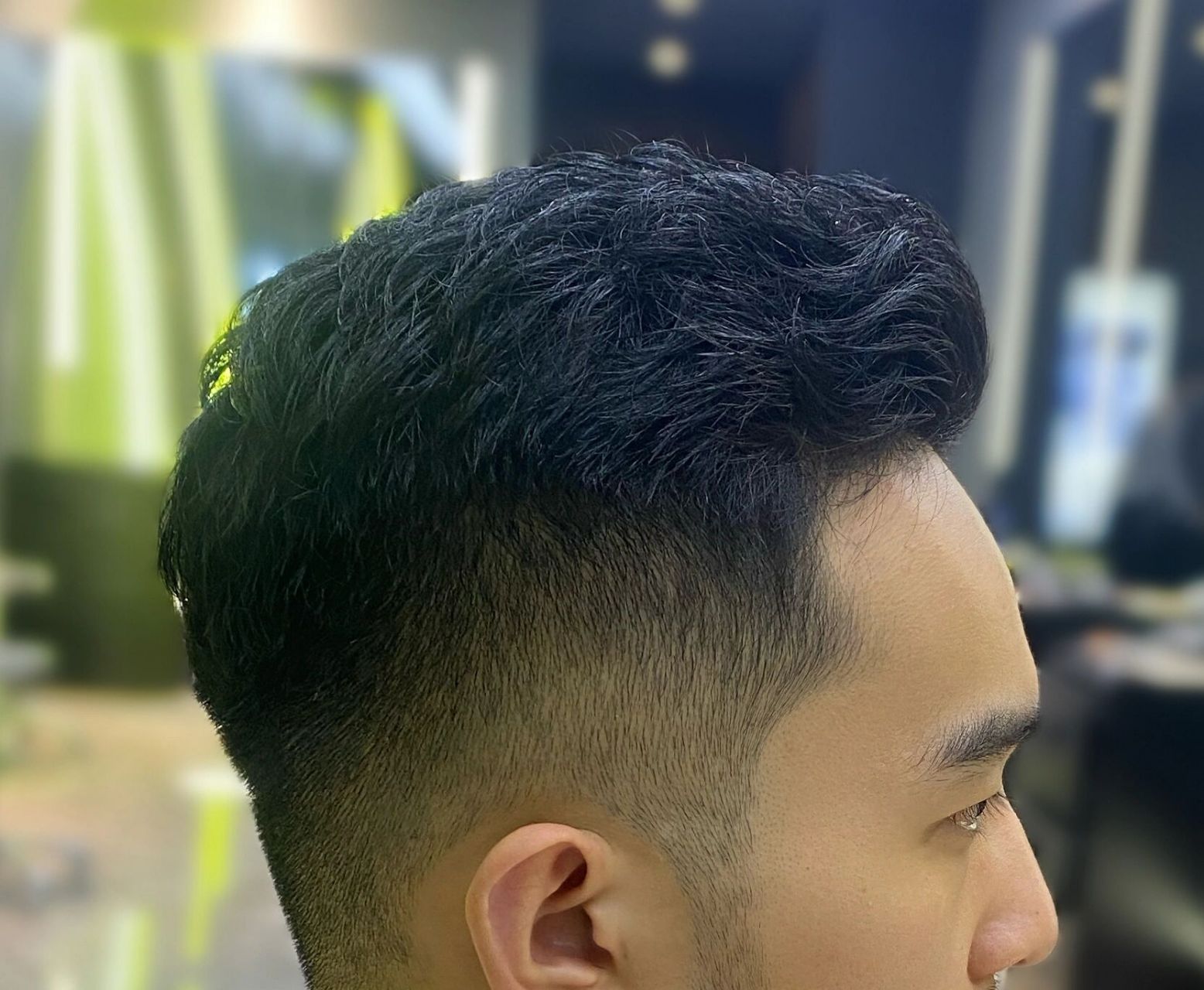 自然卷可以往后梳背头,这样就不会很毛躁,头发会顺很多