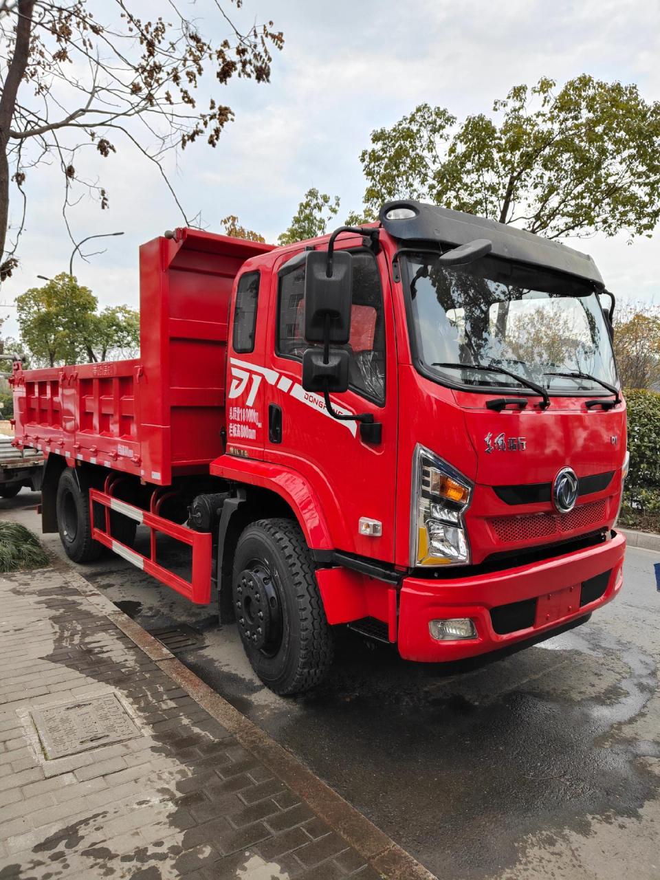 东风拓行自卸车.