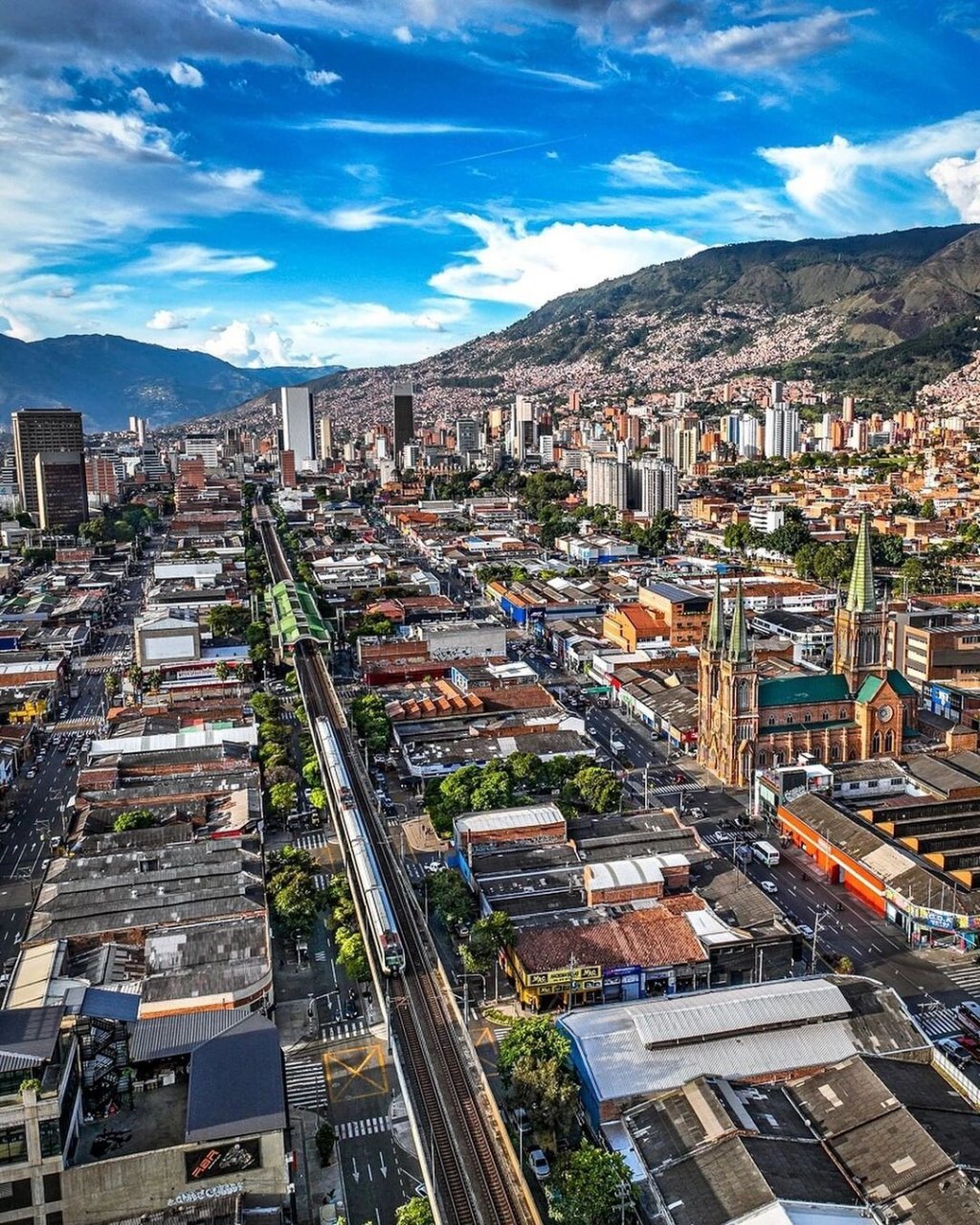 南美一座城 哥伦比亚9890第二大城市麦德林,位于南美洲安地斯山脉