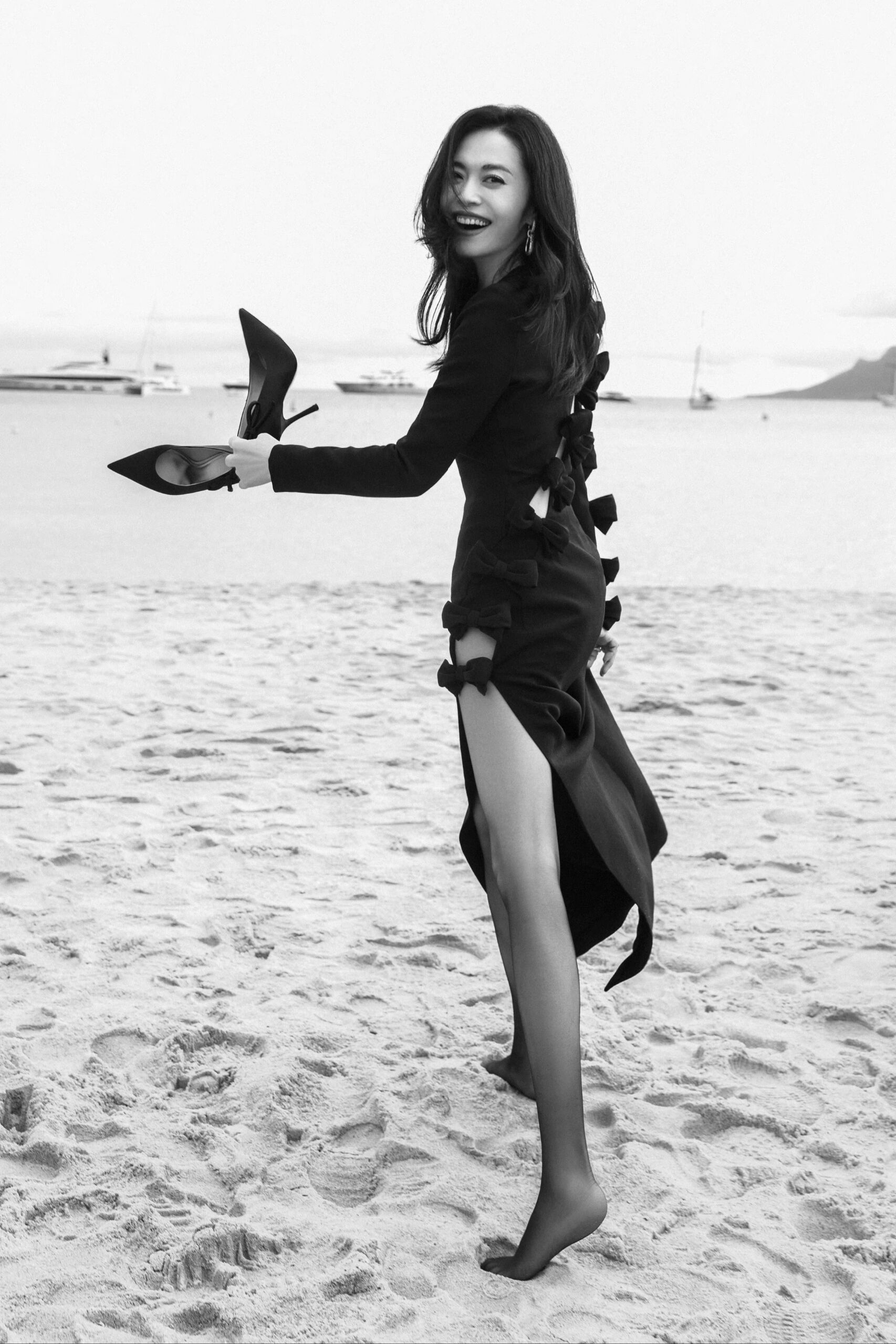 黑色丝袜的姚晨,沙滩上提着高跟鞋 沙滩,海边 黑色开叉长裙礼服 搭配
