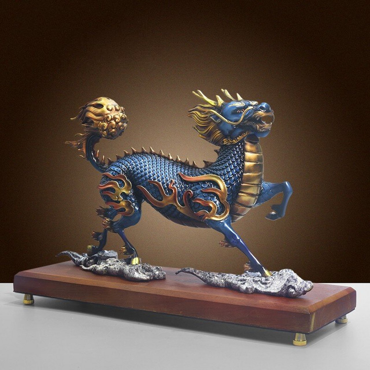 麒麟寓意着吉祥如意,一般摆放一对麒麟在书房的桌上或者办公桌上屯 