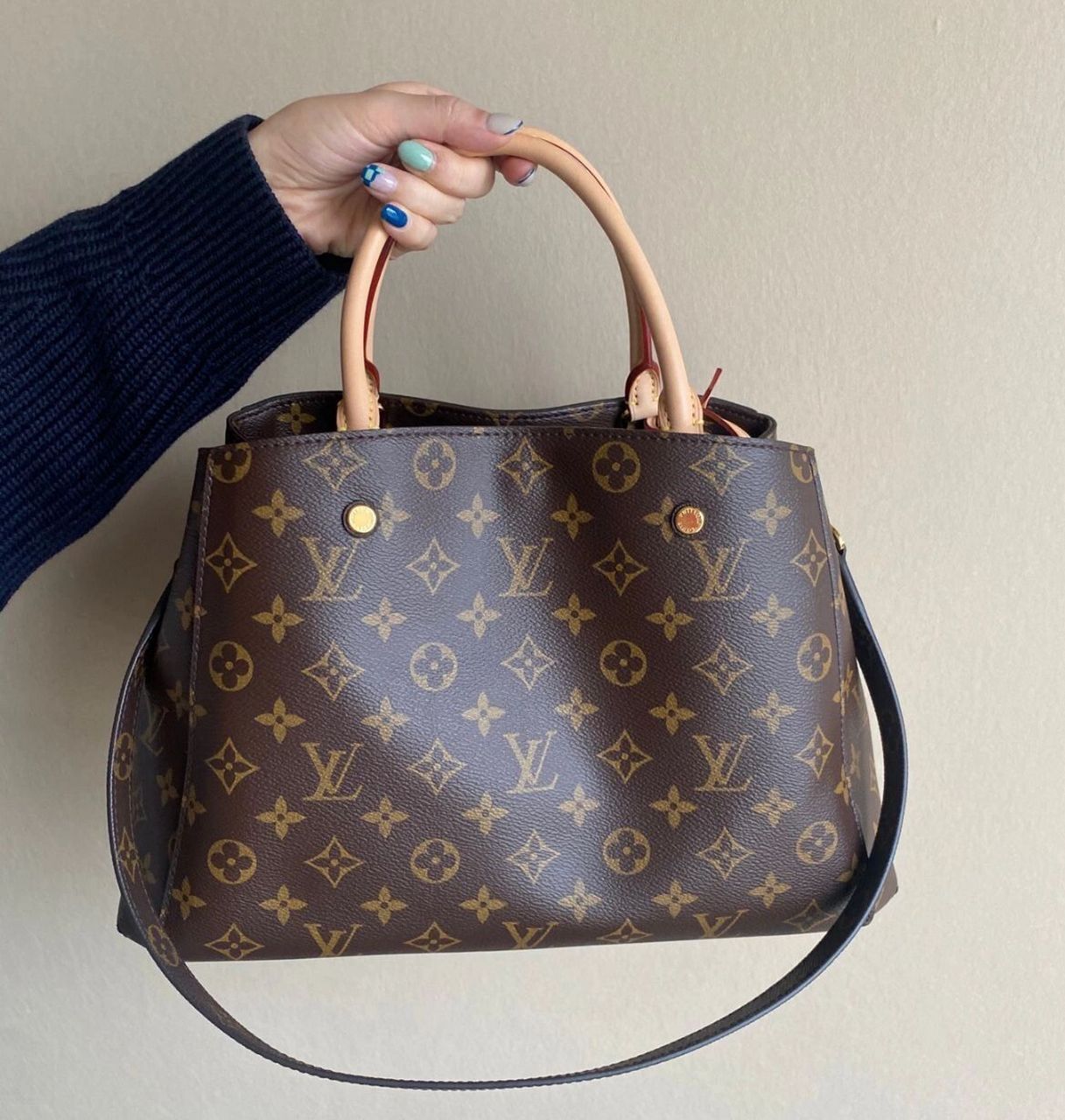 lv蒙田包 montaigne分为 三个尺寸,大号,中号和bb手袋.