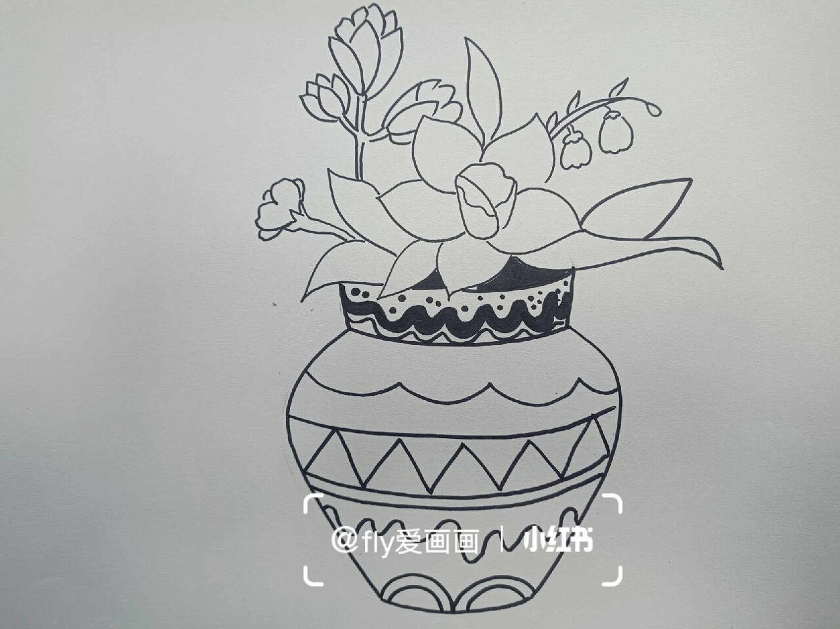 创意美术《线描花瓶》儿童画 1,工具材料:勾线笔,画纸 2,适合年龄段