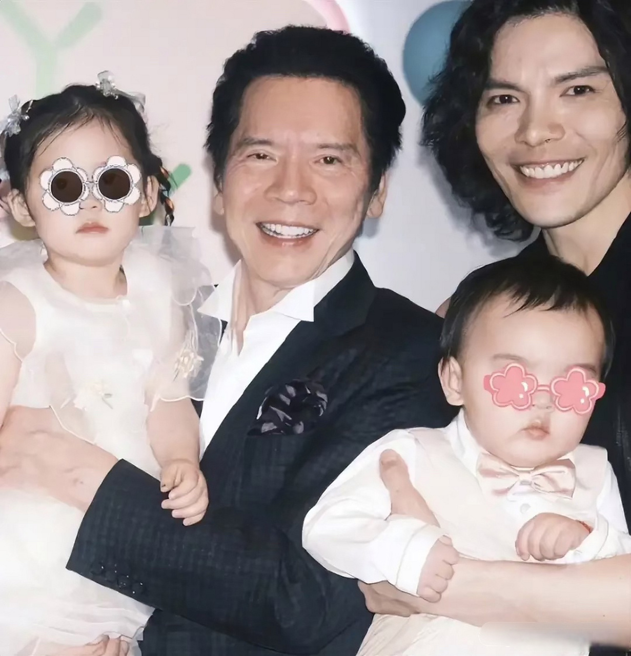 郭碧婷和向佐的两个孩子不仅颜值高,而且面相也好,大额头脸型饱满,太
