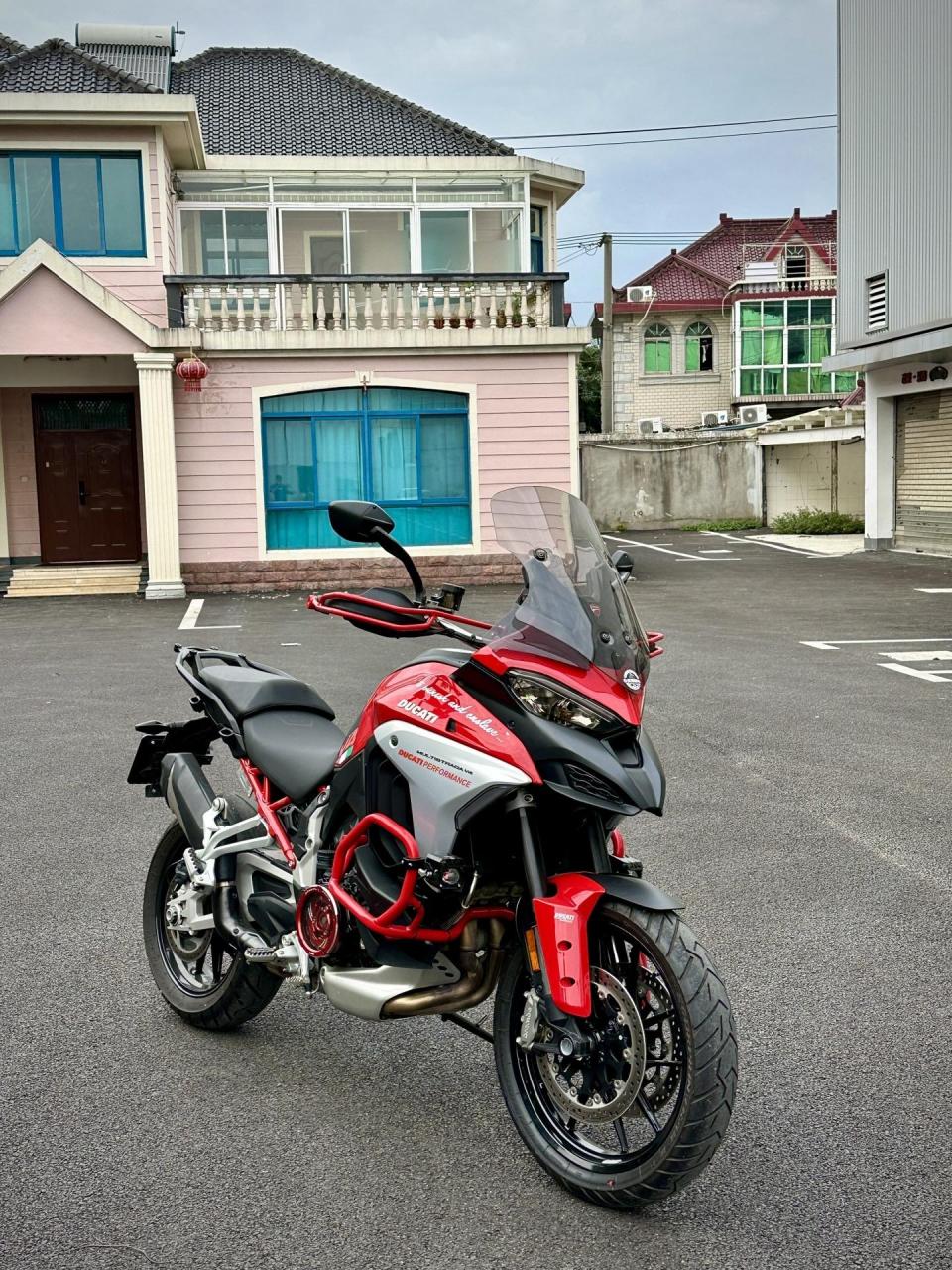 杜卡迪高杜卡迪mts v4 v型四缸,1158cc,168马力坐高810,整备质量244gk