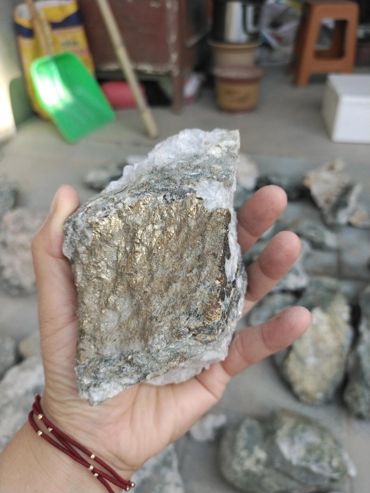 金矿石原石图片