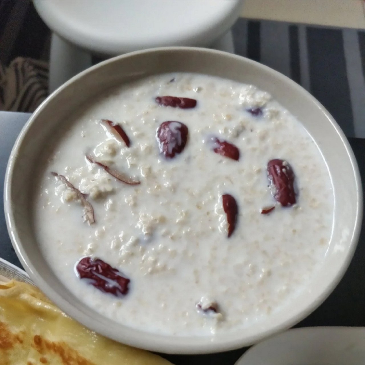 牛奶燕麦红枣粥,甜到心坎里 [微笑][微笑]食材95 牛奶一盒,红枣5颗