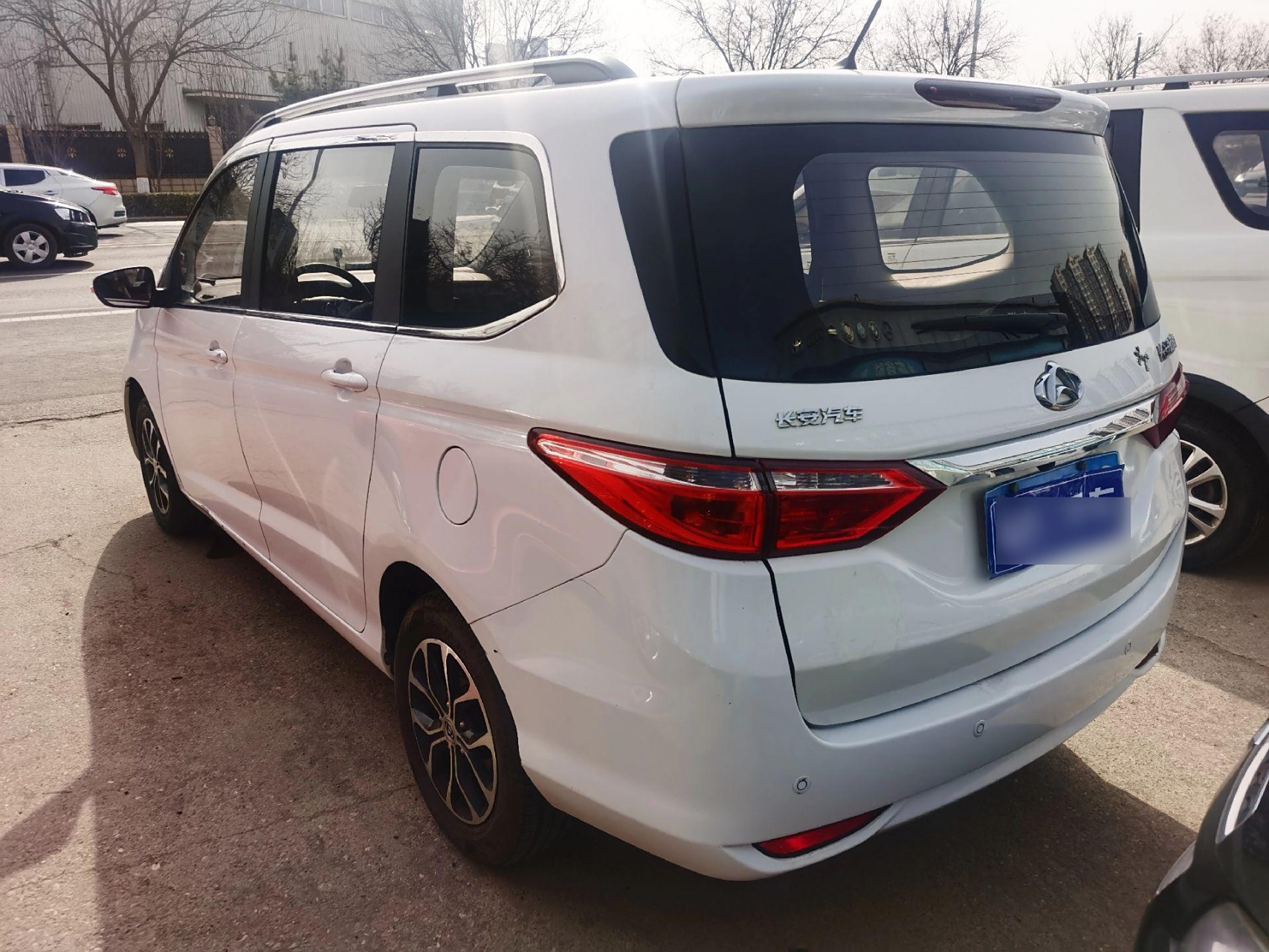 16年底上牌长安欧尚 手动高配带天窗 个人一手 八万多公里 有补漆没