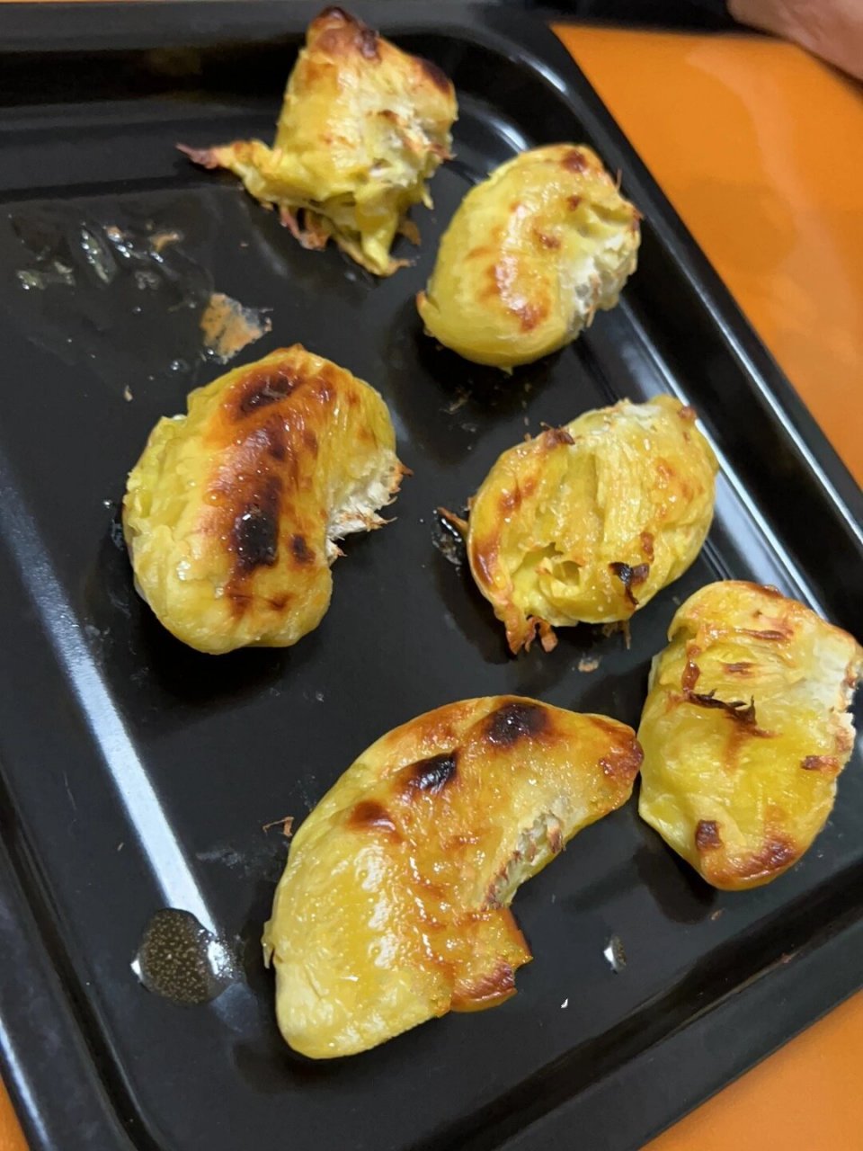 简单易做烤榴莲 简单好做的烤榴莲 准备材料:1个烤箱,一个榴莲,蜂蜜