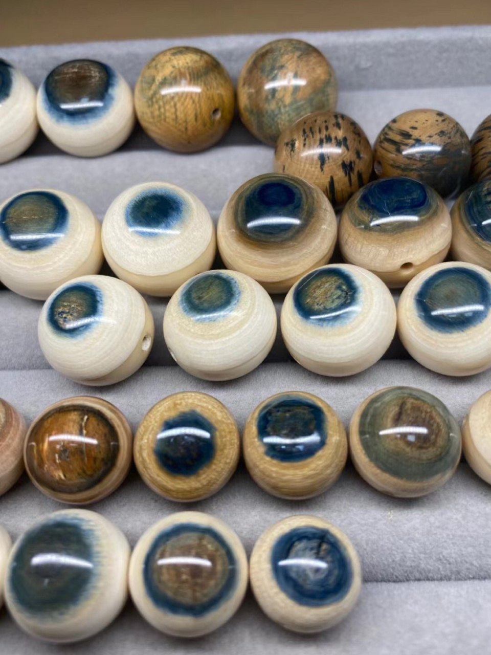 如何辨别猛犸象牙制品真假 一,重量:同样大小的饰品,猛犸象牙的重量比