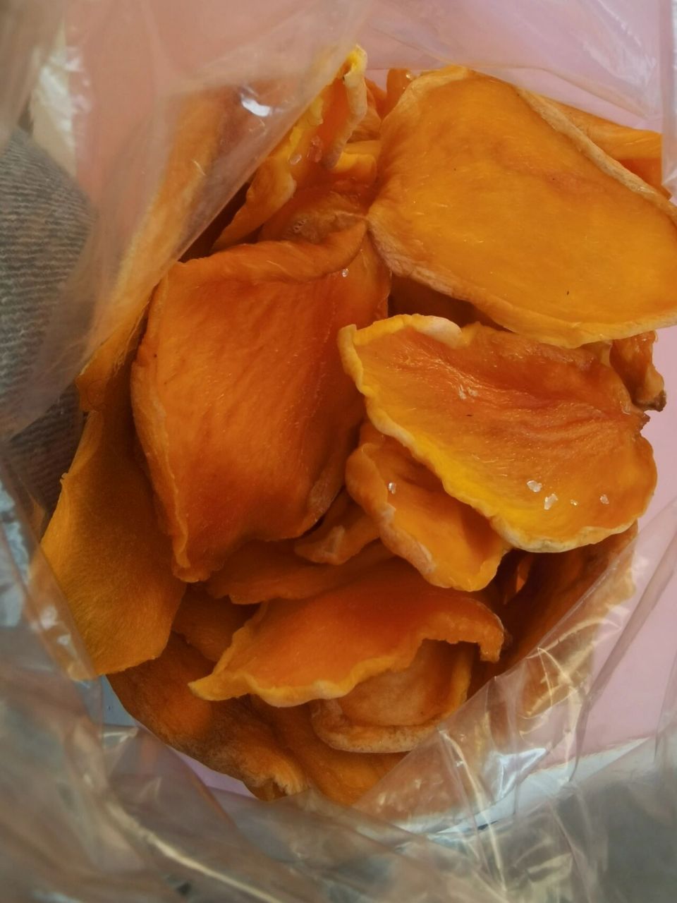 阳光晒制芒果干 不喜欢太甜的芒果干,所以趁着好天气自己买芒果晒成干