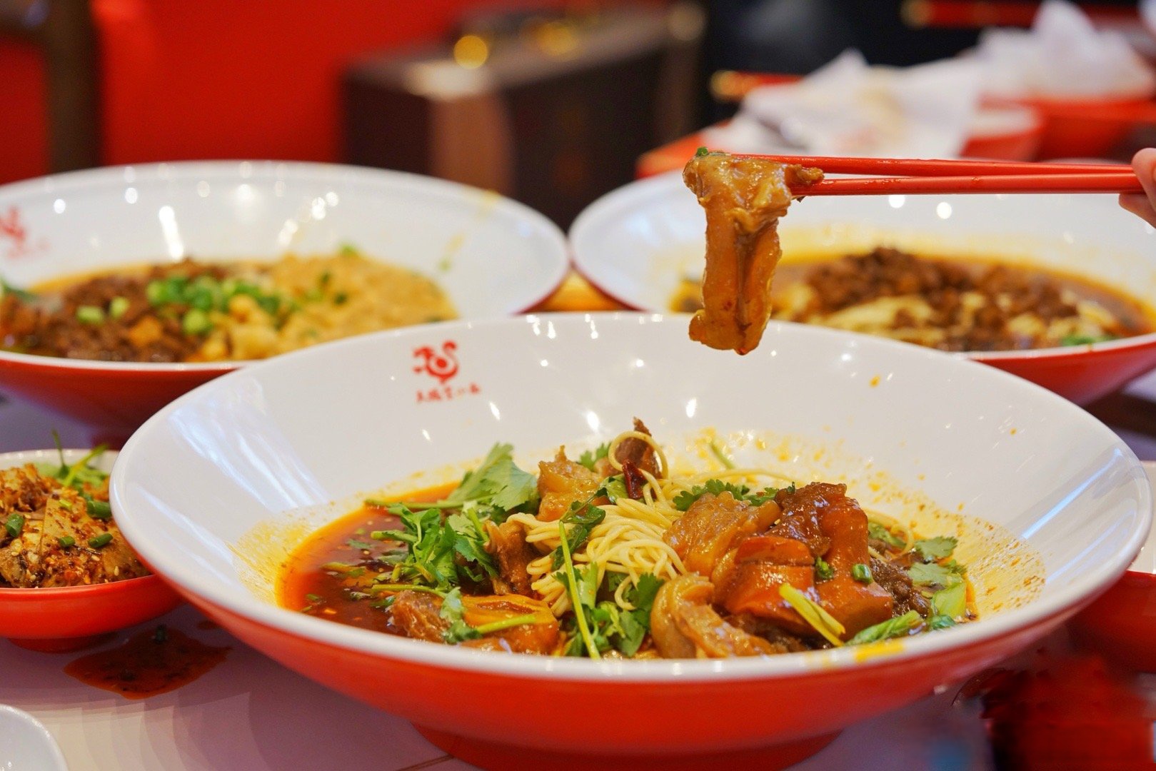 面一上桌光看勒个碗逗嘿重庆嘿豪气,再看浇头,牛肉牛蹄牛筋牛鞭冒尖尖