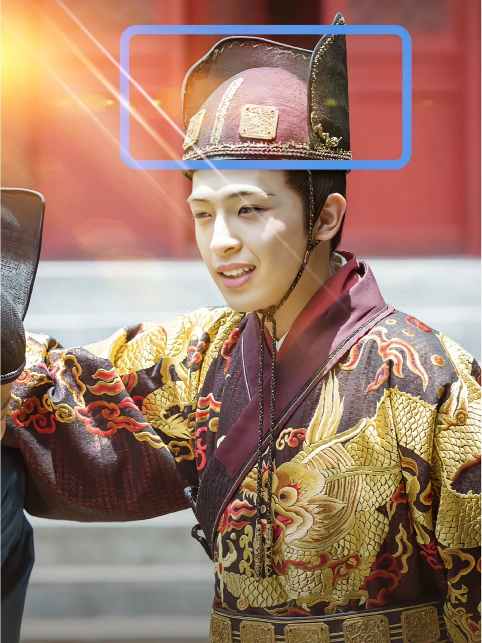 聊聊内侍的三山帽 明初立国时,朱元璋吸取元败教训强调礼制,制定了