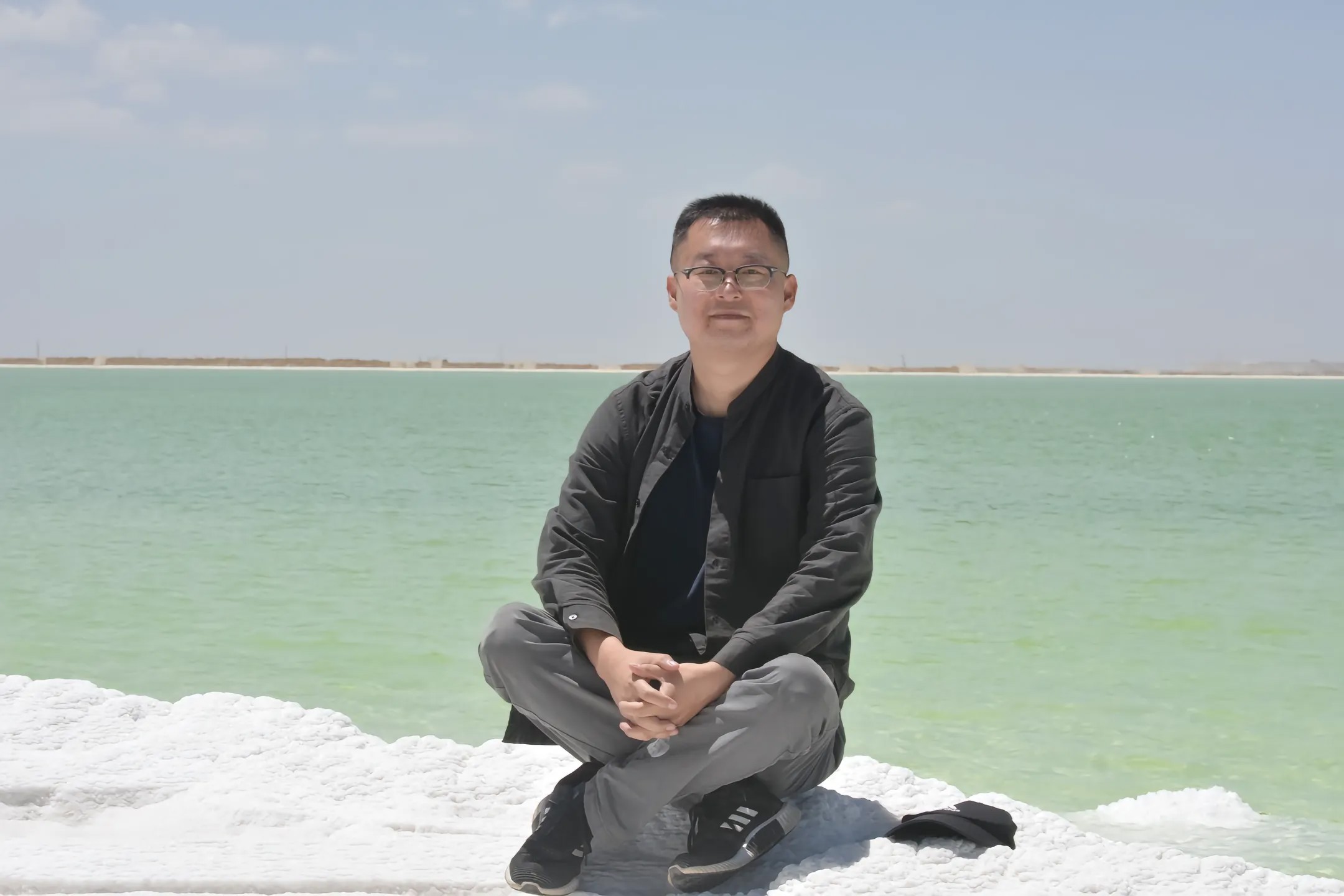 案头积牍如阶,近日常与法理经纬共晨昏