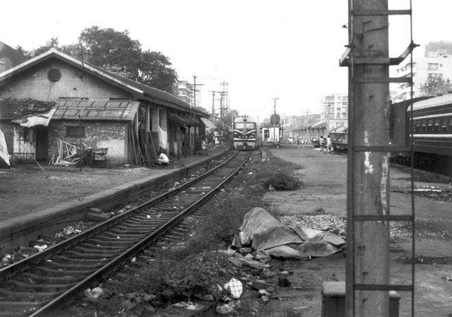 第一张武汉循礼门火车站80年代的样貌,车站旁垃圾遍地,破败潦倒;第二