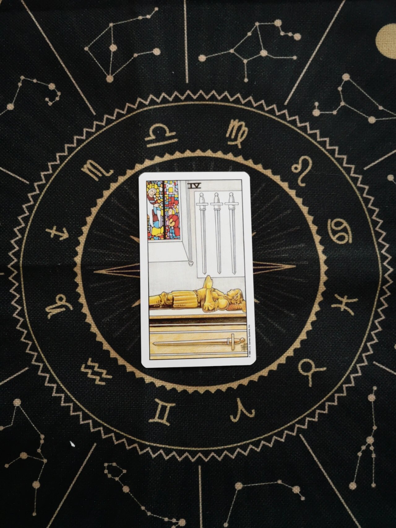 教你一个塔罗知识:宝剑四,从图案分解牌意