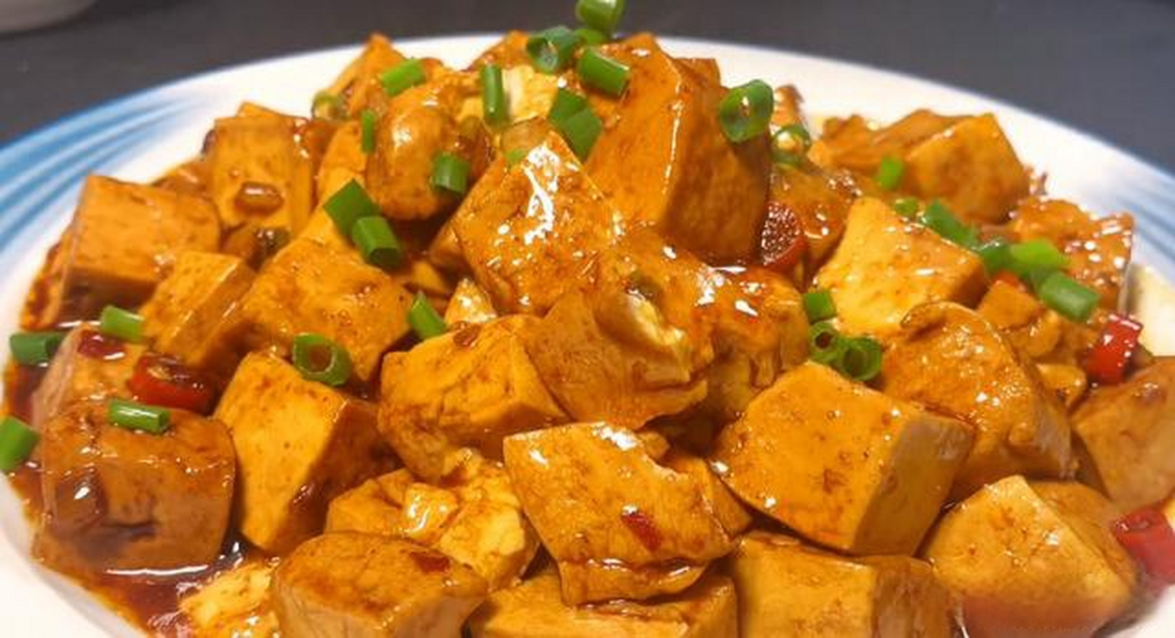 红烧豆腐又软又香,怎么做呢 食材: 豆腐 配料: 大葱  小米辣  大蒜