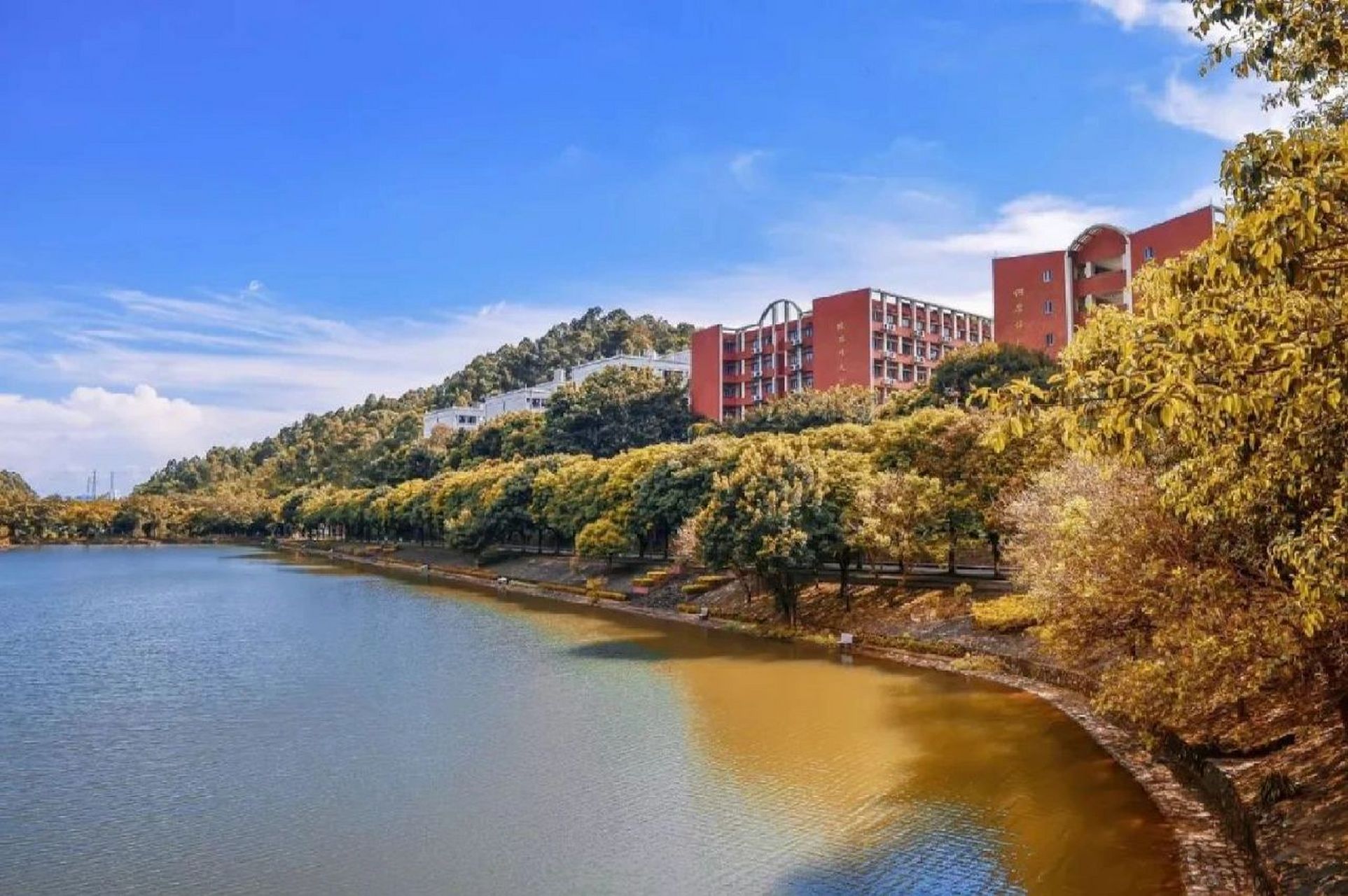 广州番禺职业技术学院之校园生活篇 学校地址 广东省广州市番禺区