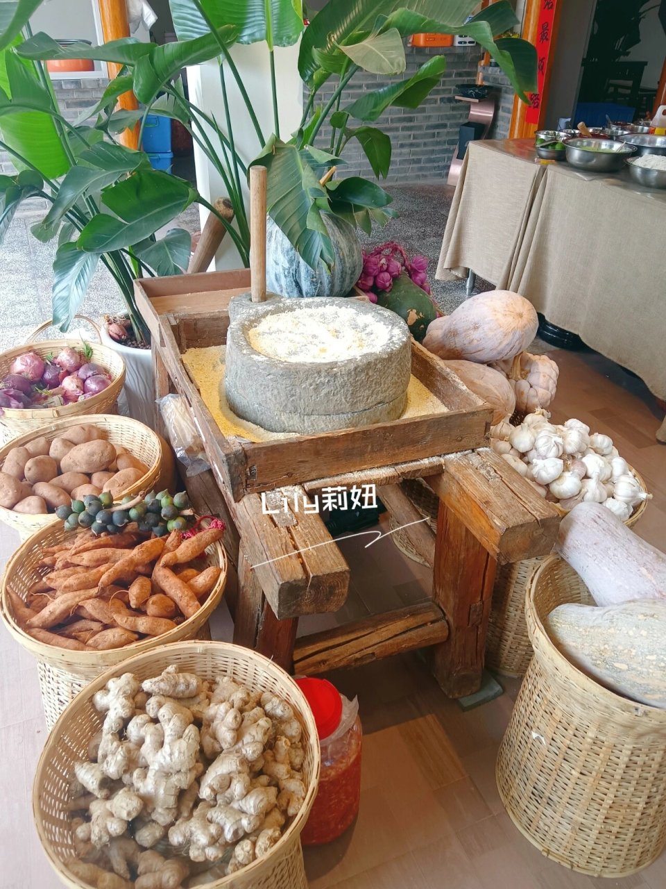 施甸特色火烧肉拌豆粉 回到施甸怎么能不品尝施甸的特色美食--火烧肉