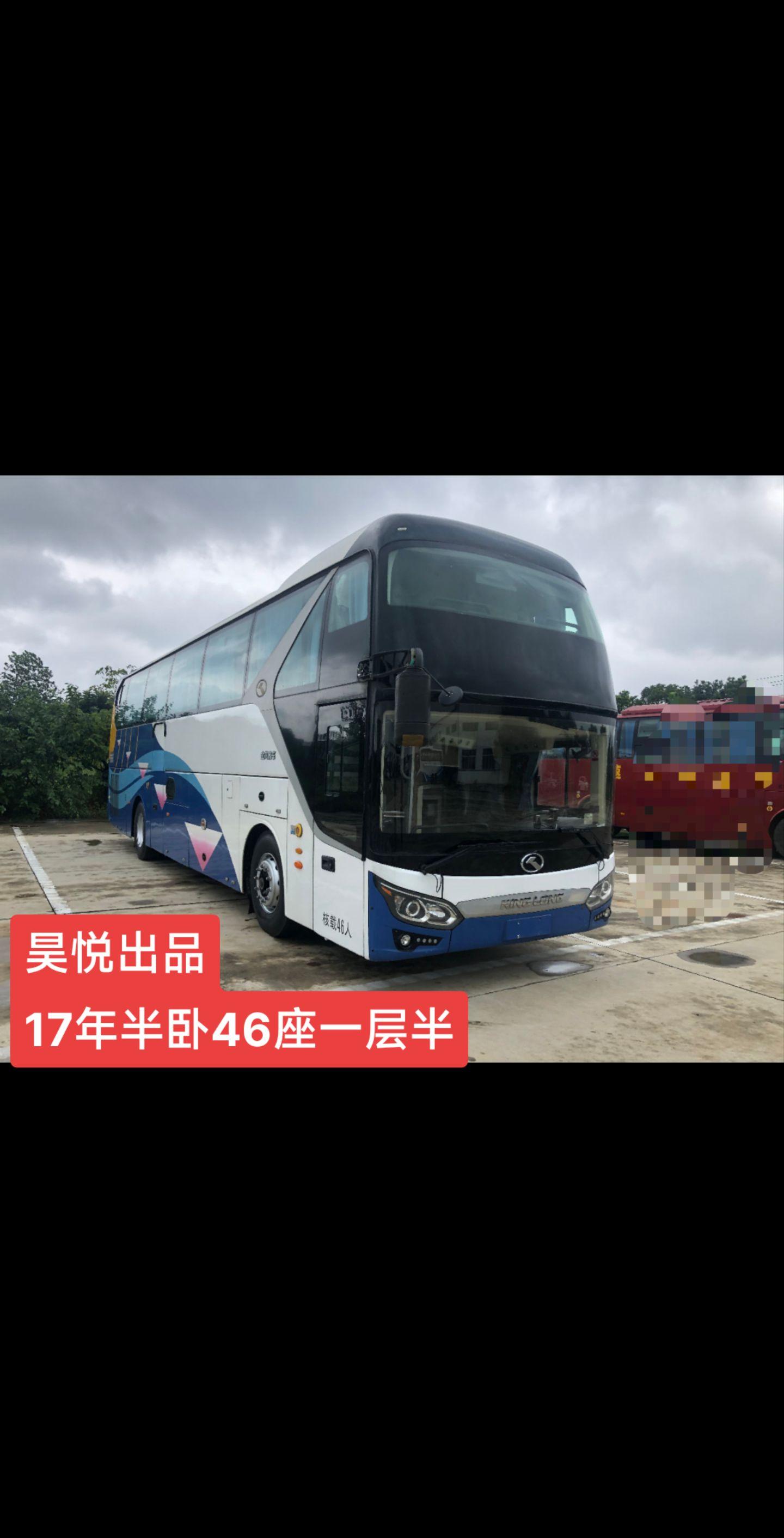 17年46座金龙客车,一层半带司机睡铺,座椅半卧,气囊缓速器,带中门.