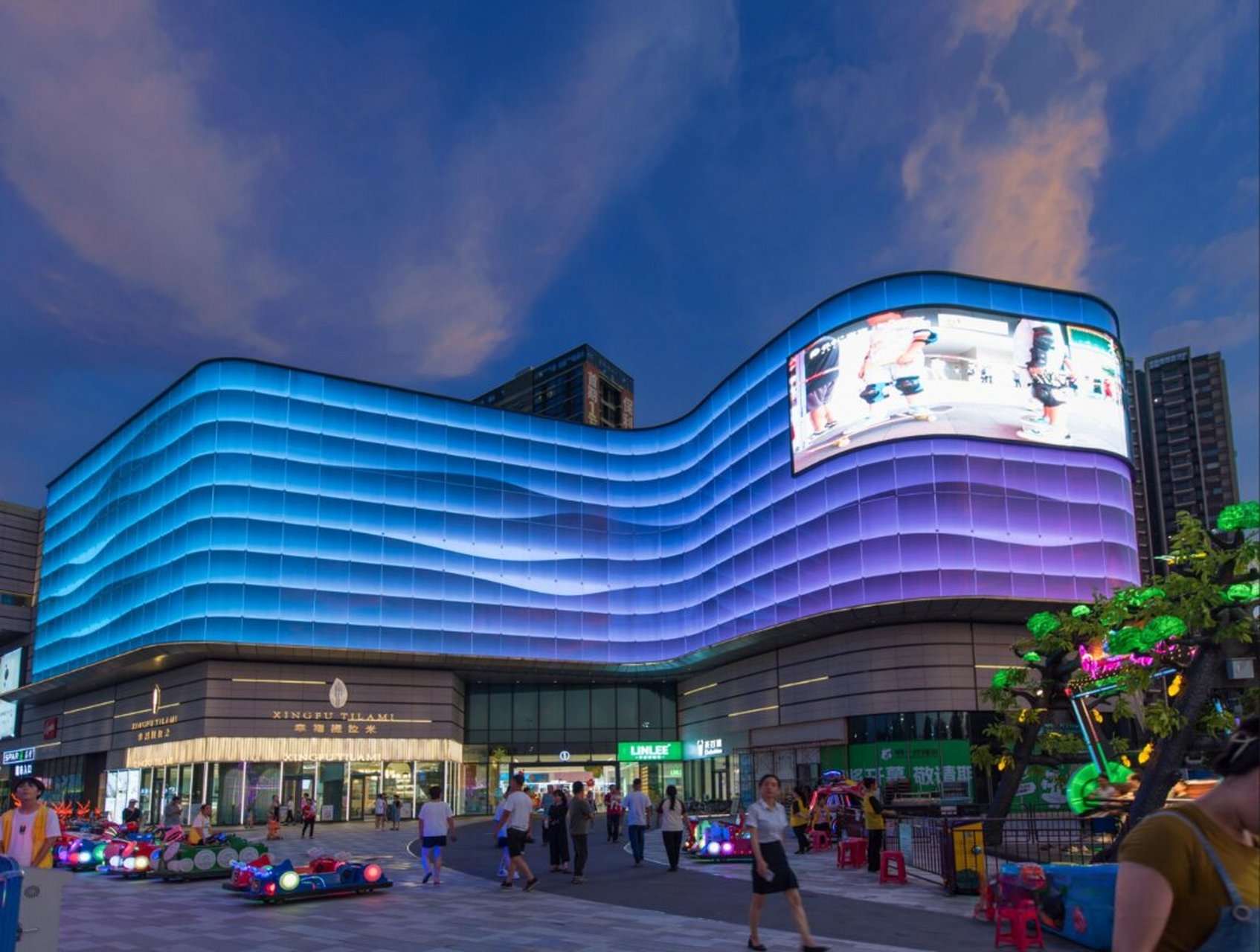 游动的光:韶关保利广场建筑照明设计 韶关保利广场位于芙蓉新城中心