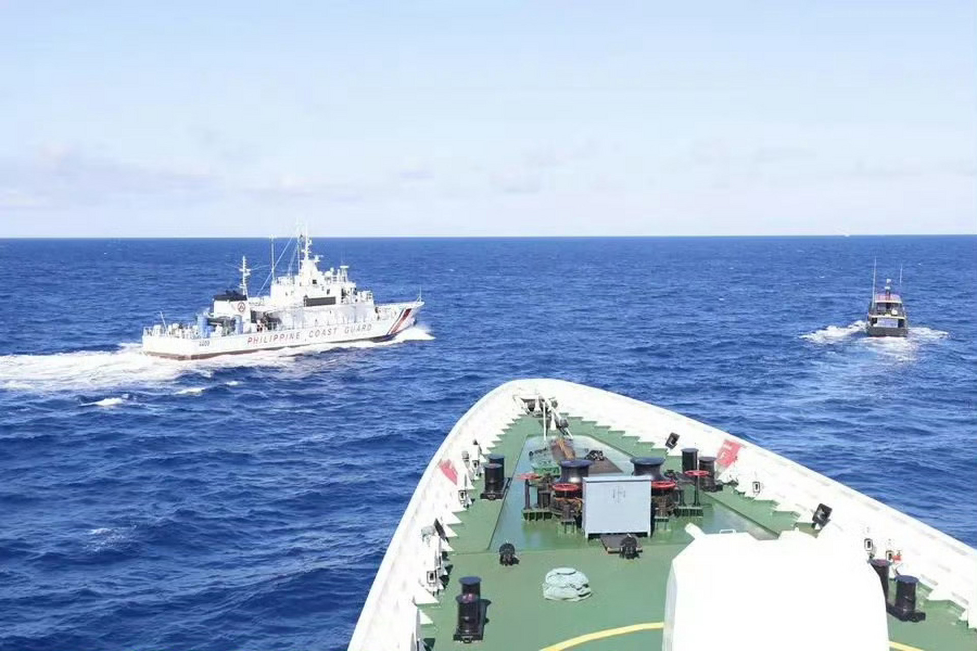 中国海警驱离非法闯入菲律宾船只#】8月5日,菲2艘运补船和2艘海警船