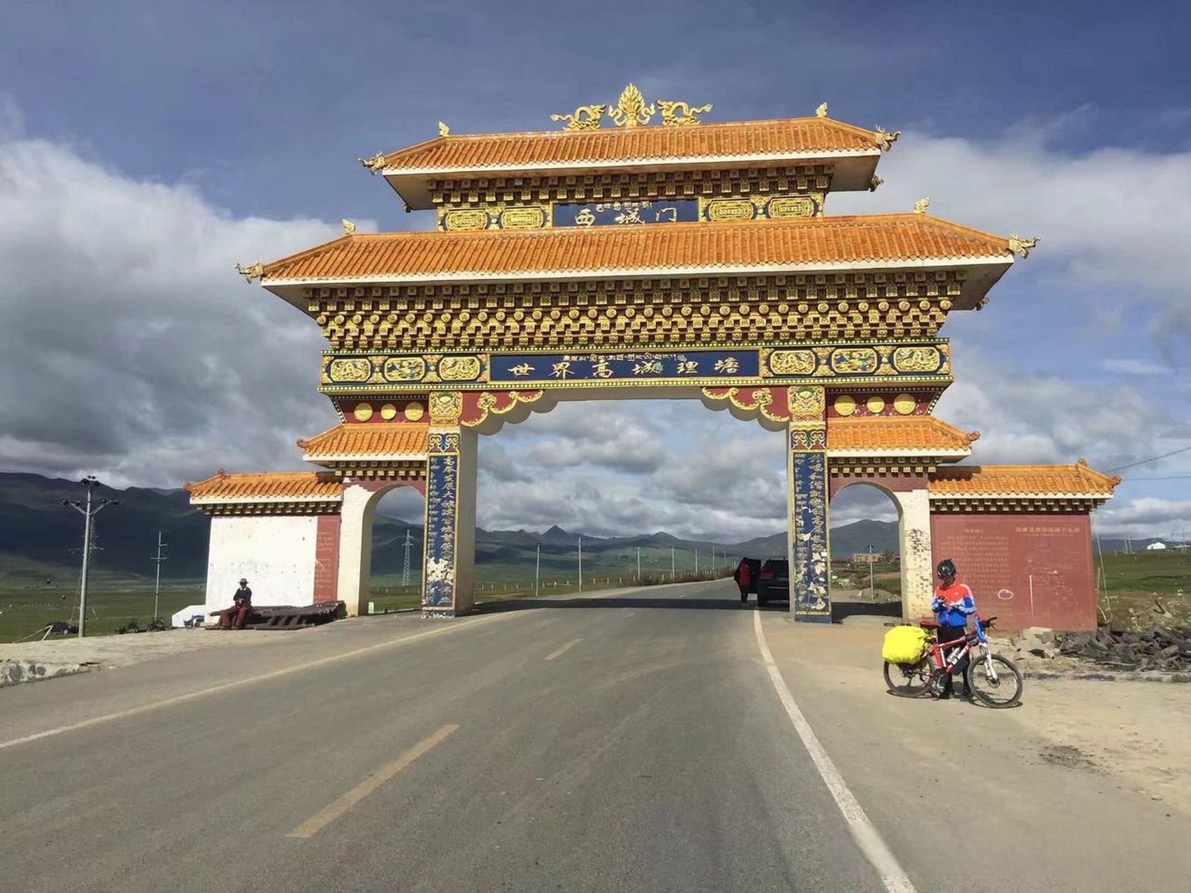 凉山头条 中午,从凉山州冕宁县城出发,沿g248国道往西北方向前行,黄昏