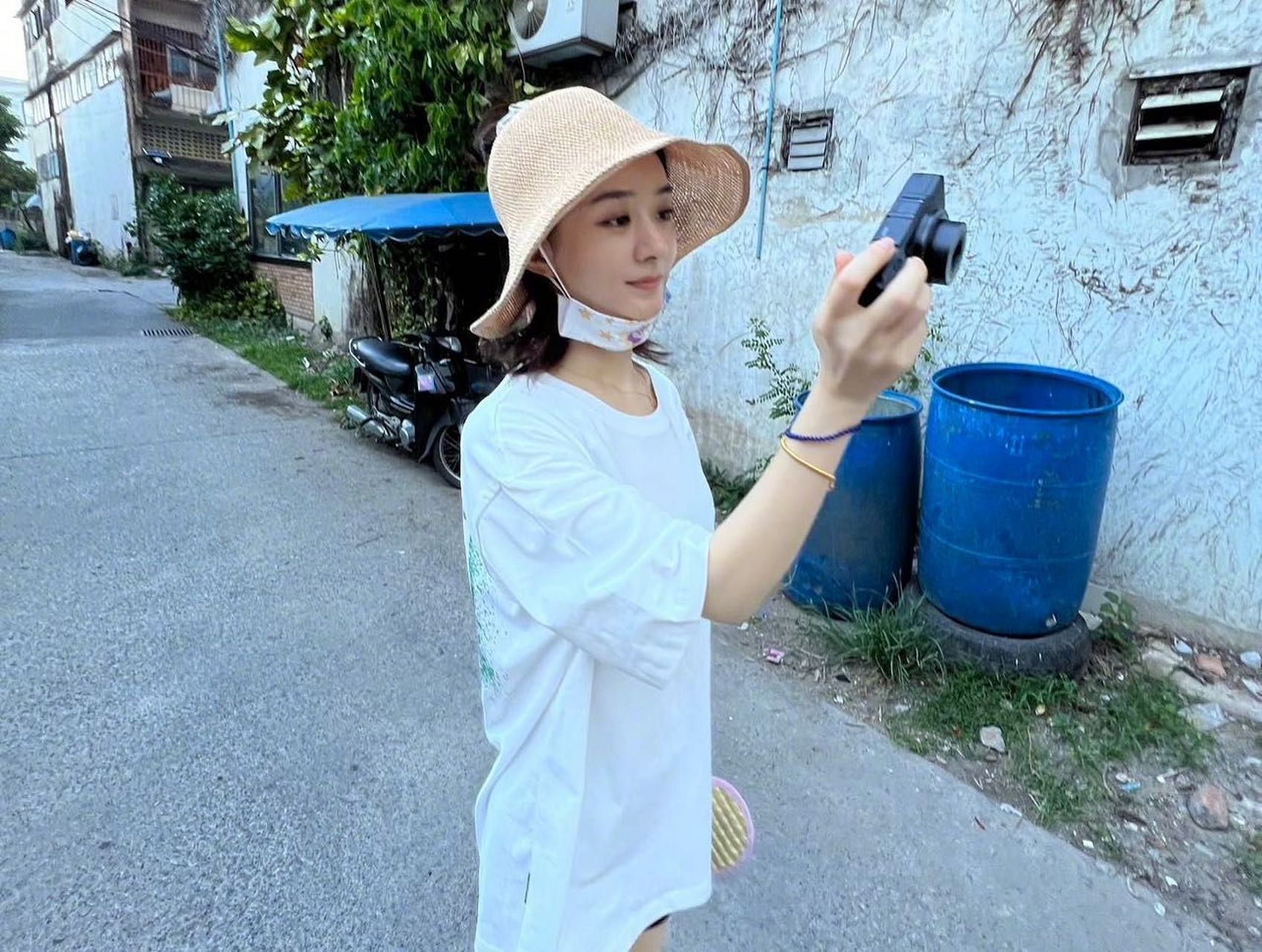 赵丽颖终于去玩了##赵丽颖车内素颜随拍#  姐姐终于去玩了#赵丽 