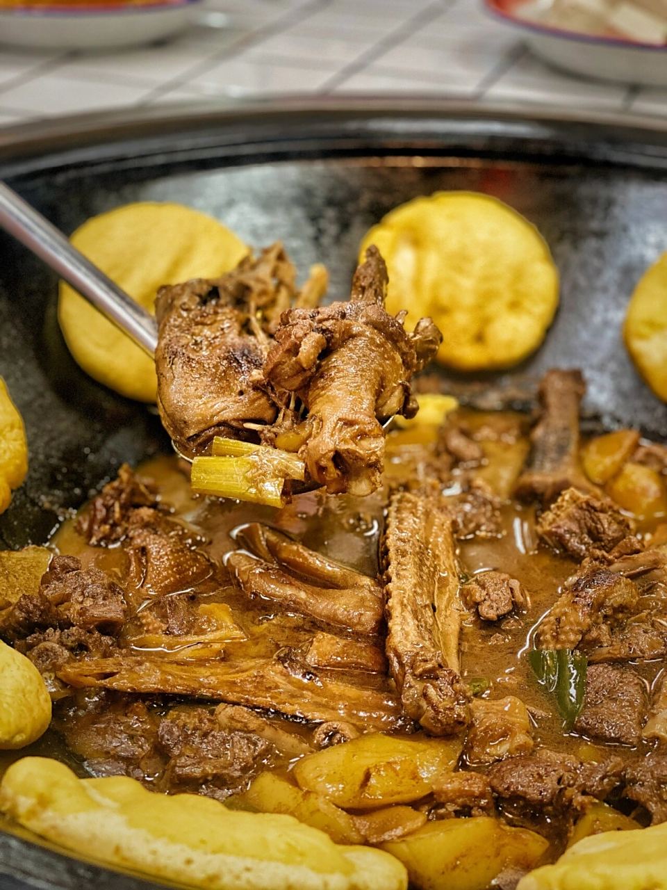 正宗好吃地道东北铁锅炖大鹅.