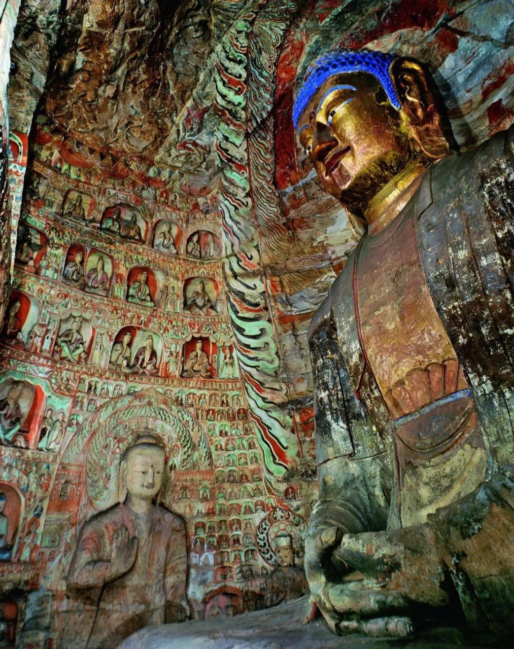 看点一:窟前四层木构楼阁. 修建于清初,因岩结构,蔚为壮观.