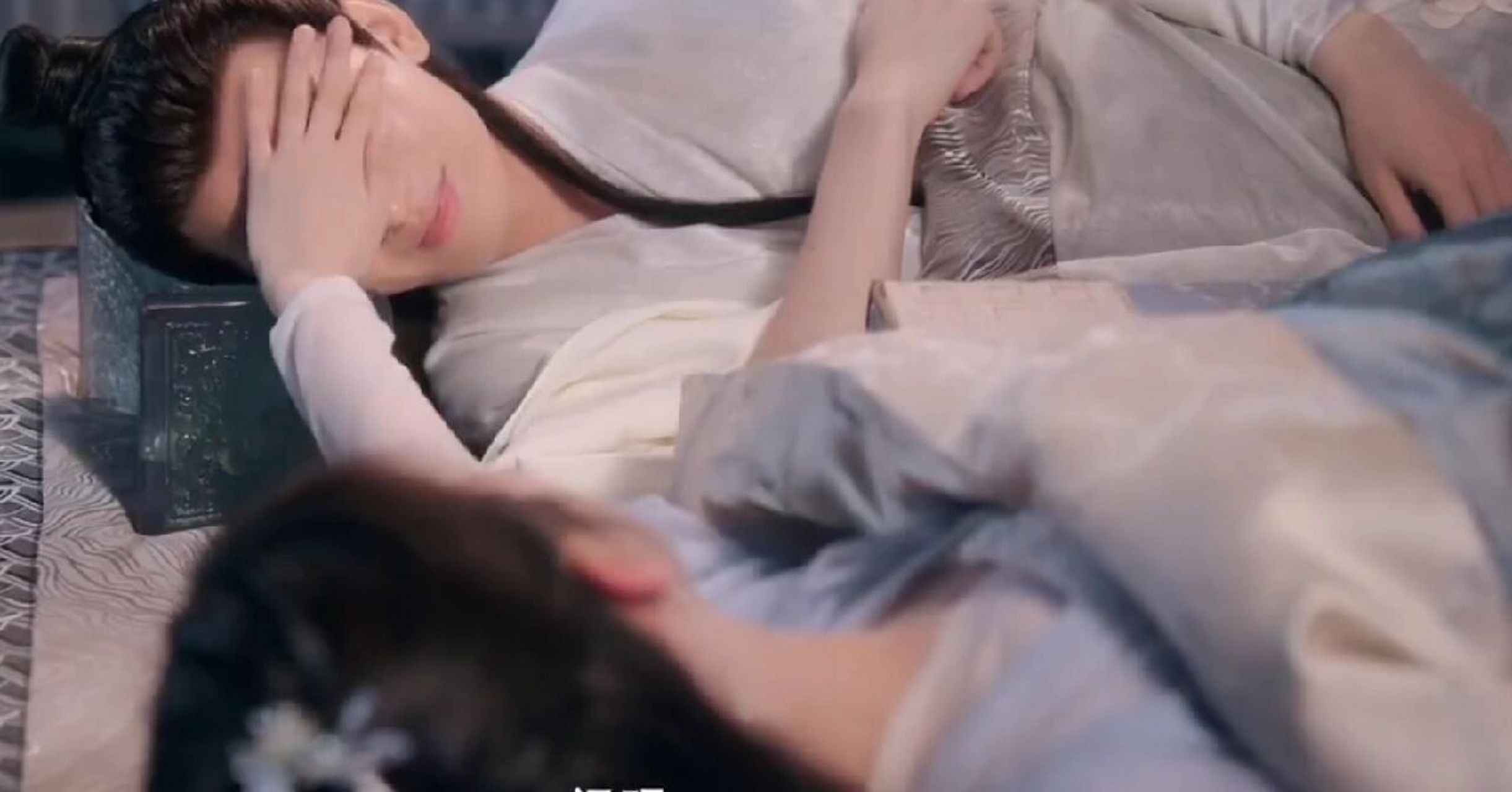 颜淡和应渊在一起研究计都星君的九曜连珠的方位,不知不觉已经夜深.