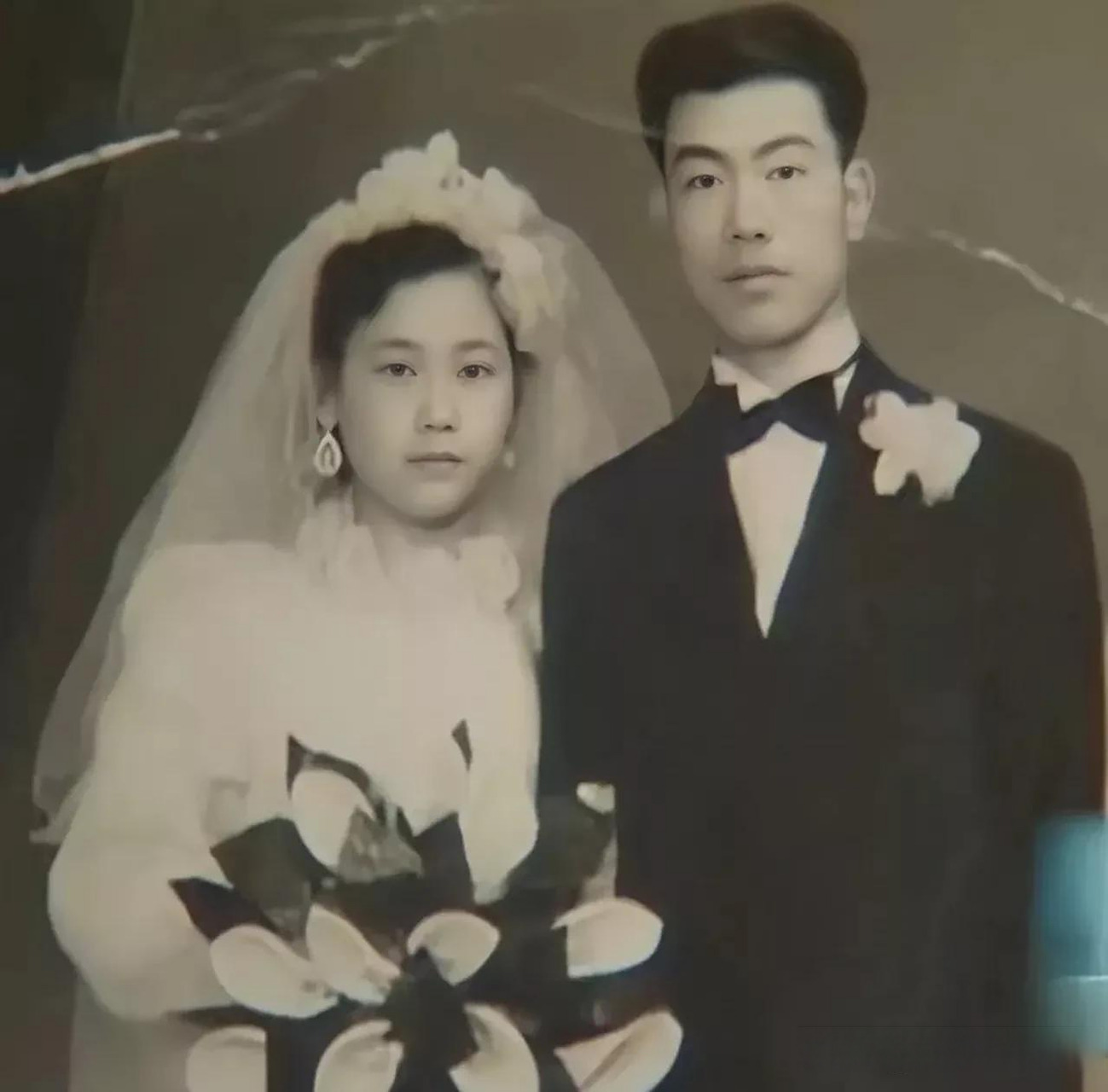 一张非常有年代感的老照片,照片上的一对新人竟然是相声演员杨少华和