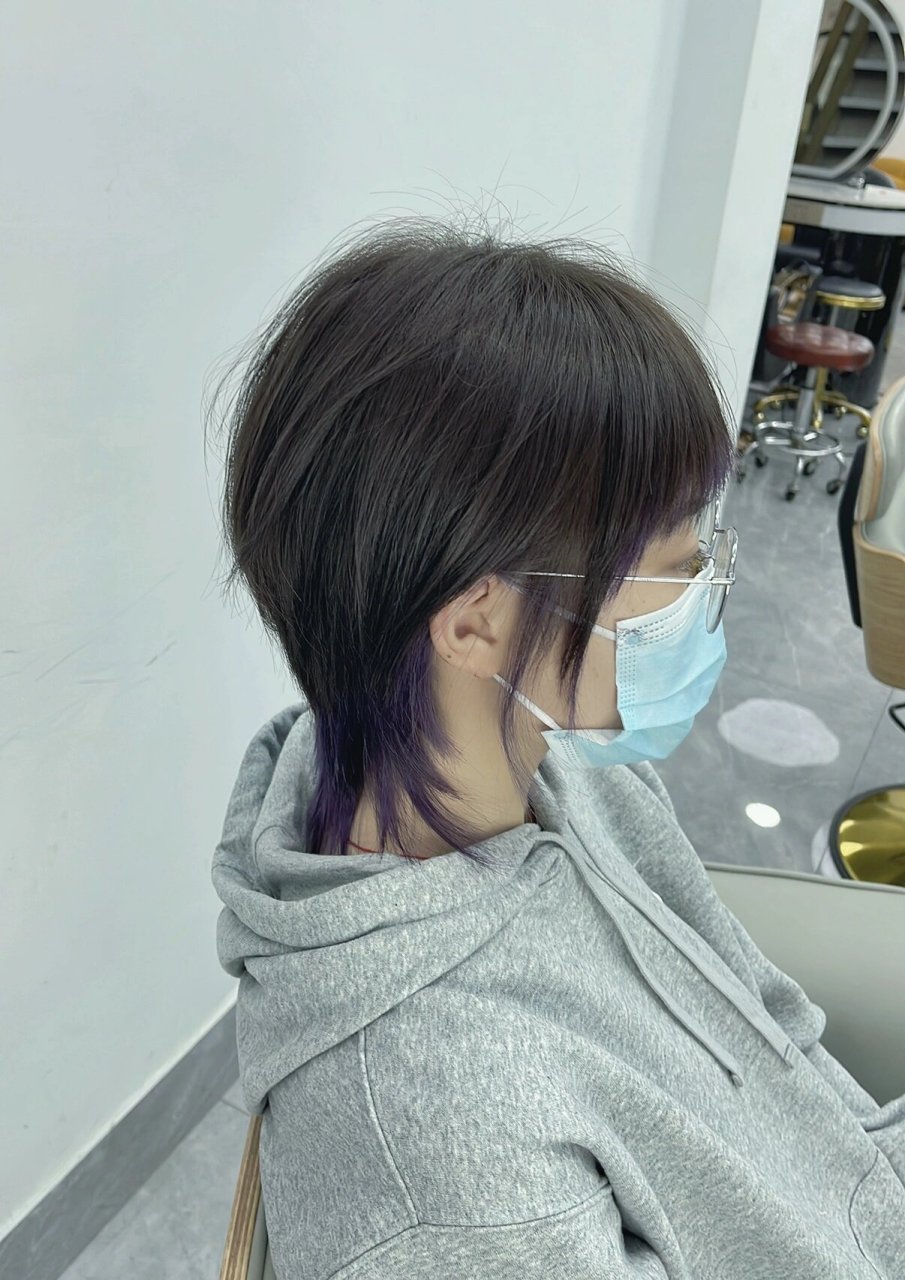 这款高级狼尾体现现代酷感时尚风格,女生剪这种发型给人一种酷帅的带