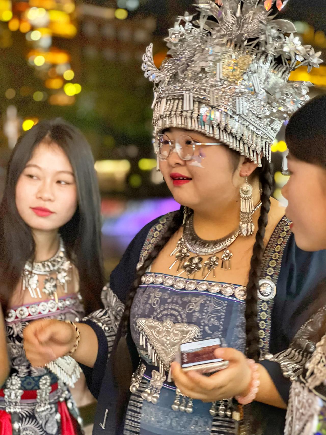 这一刻湘西土家族美女都聚集在凤凰古城